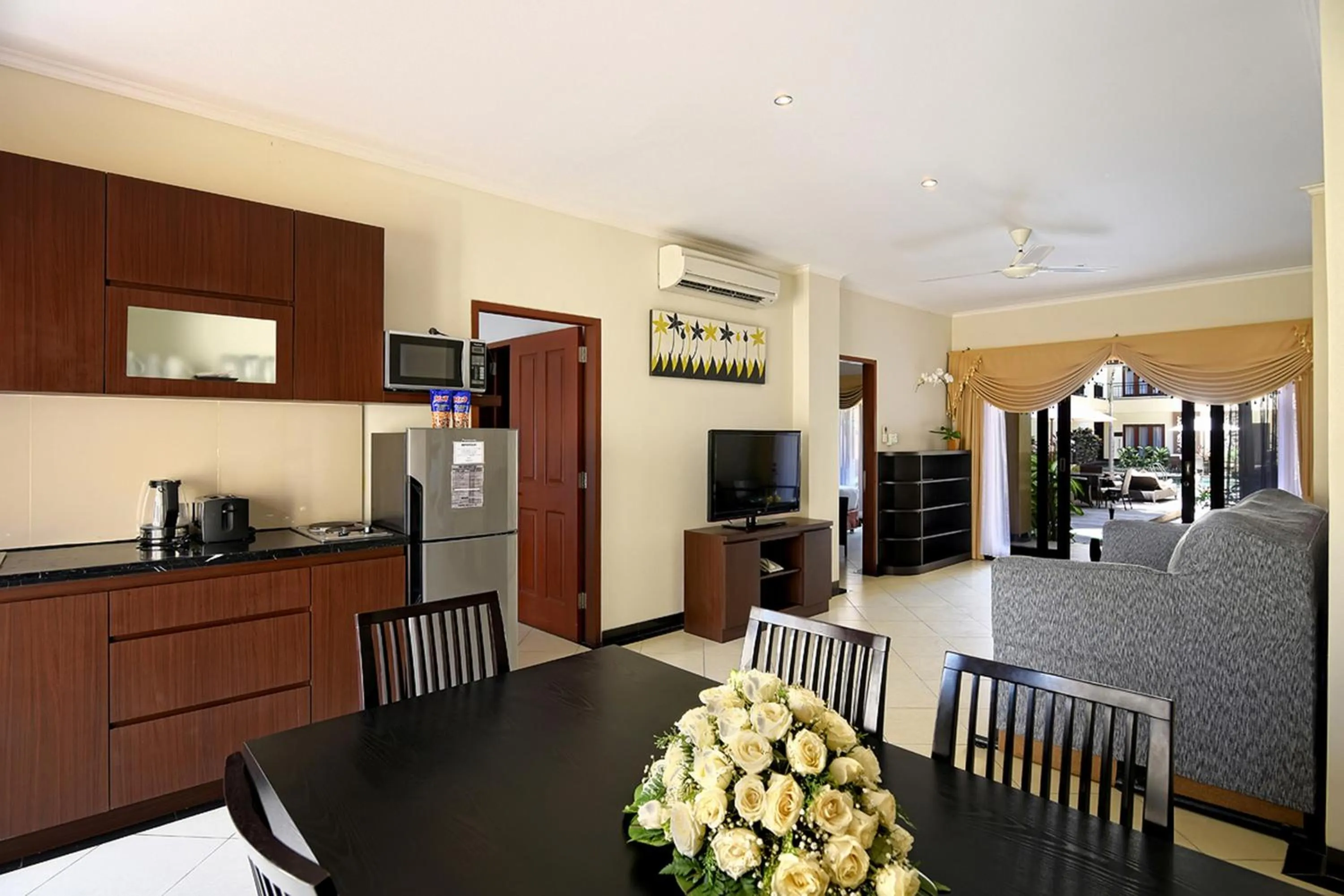 Family Three-Bedroom Suite in Kuta Town House Apartments