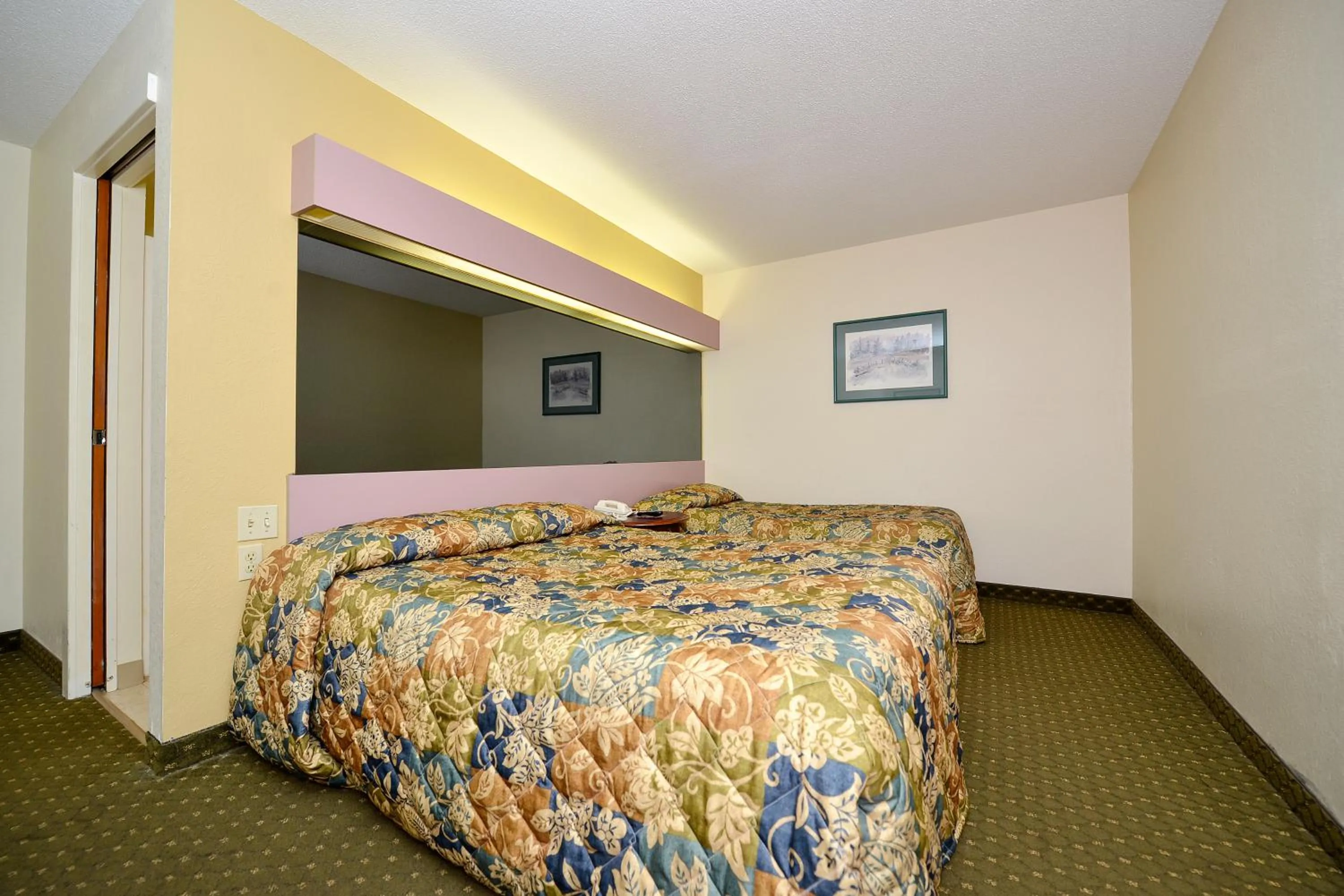 Queen Room - Smoking in Americas Best Value Inn - East Syracuse