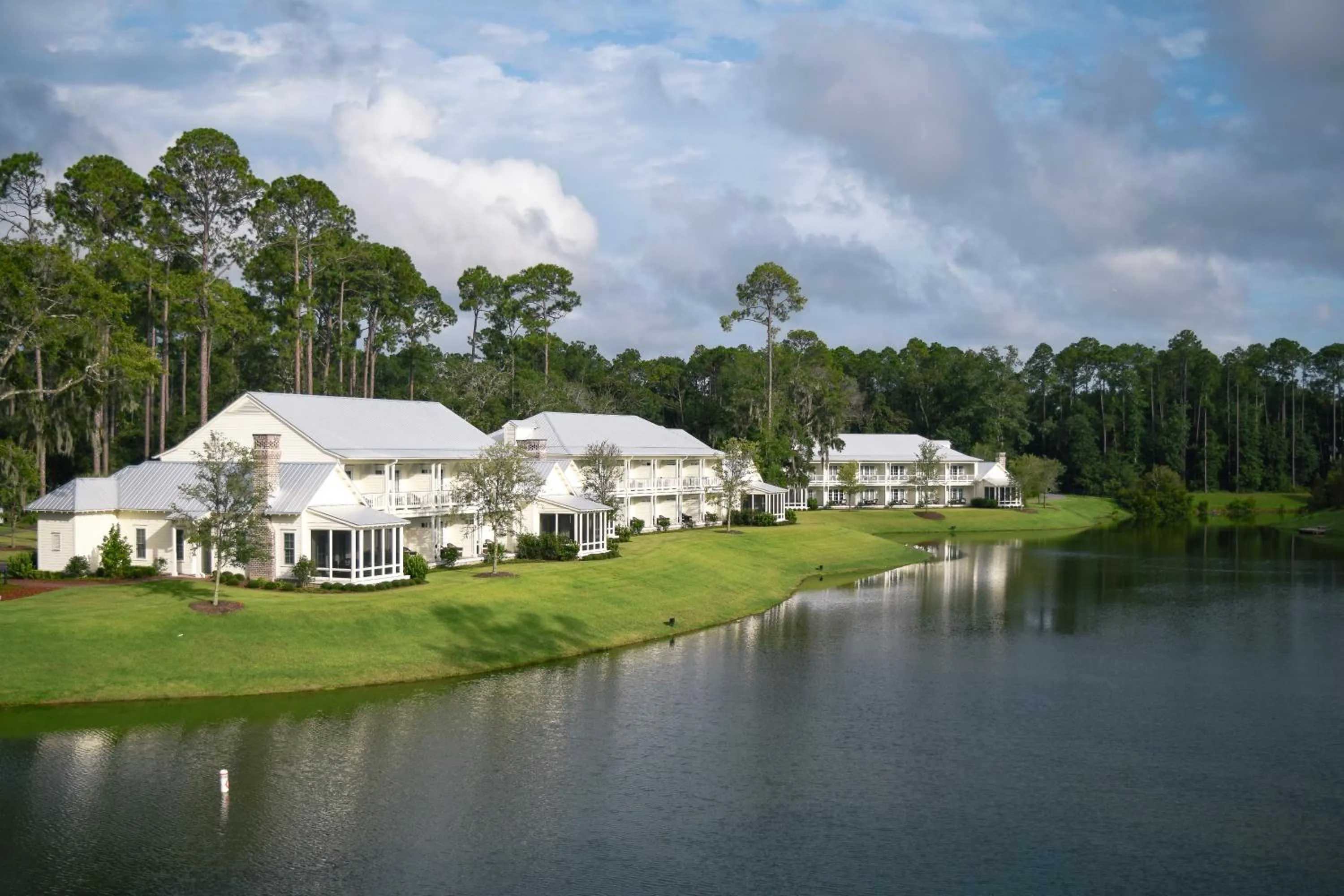 Accessible Lagoon View Guest House King Room in Montage Palmetto Bluff