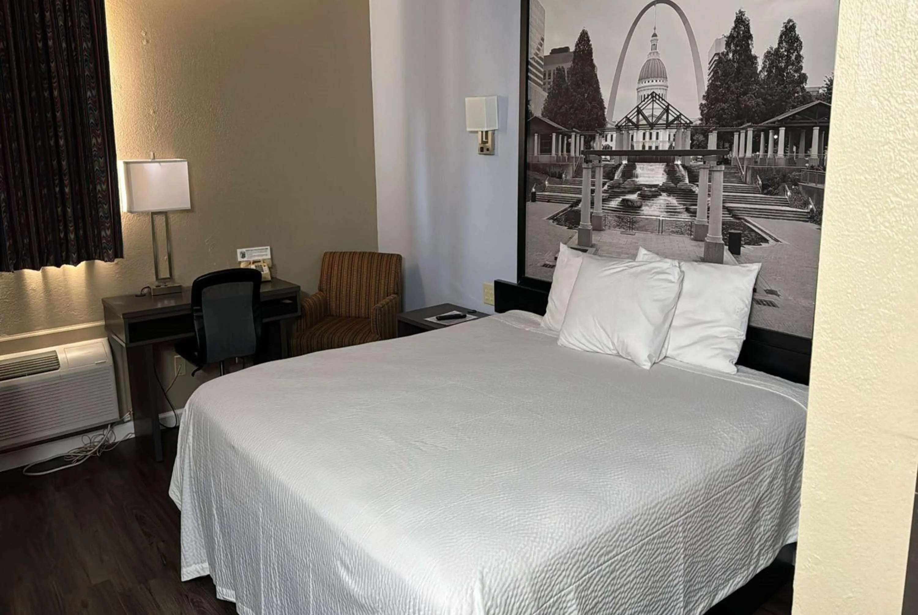 Standard King Room - Smoking in Super 8 by Wyndham Sullivan