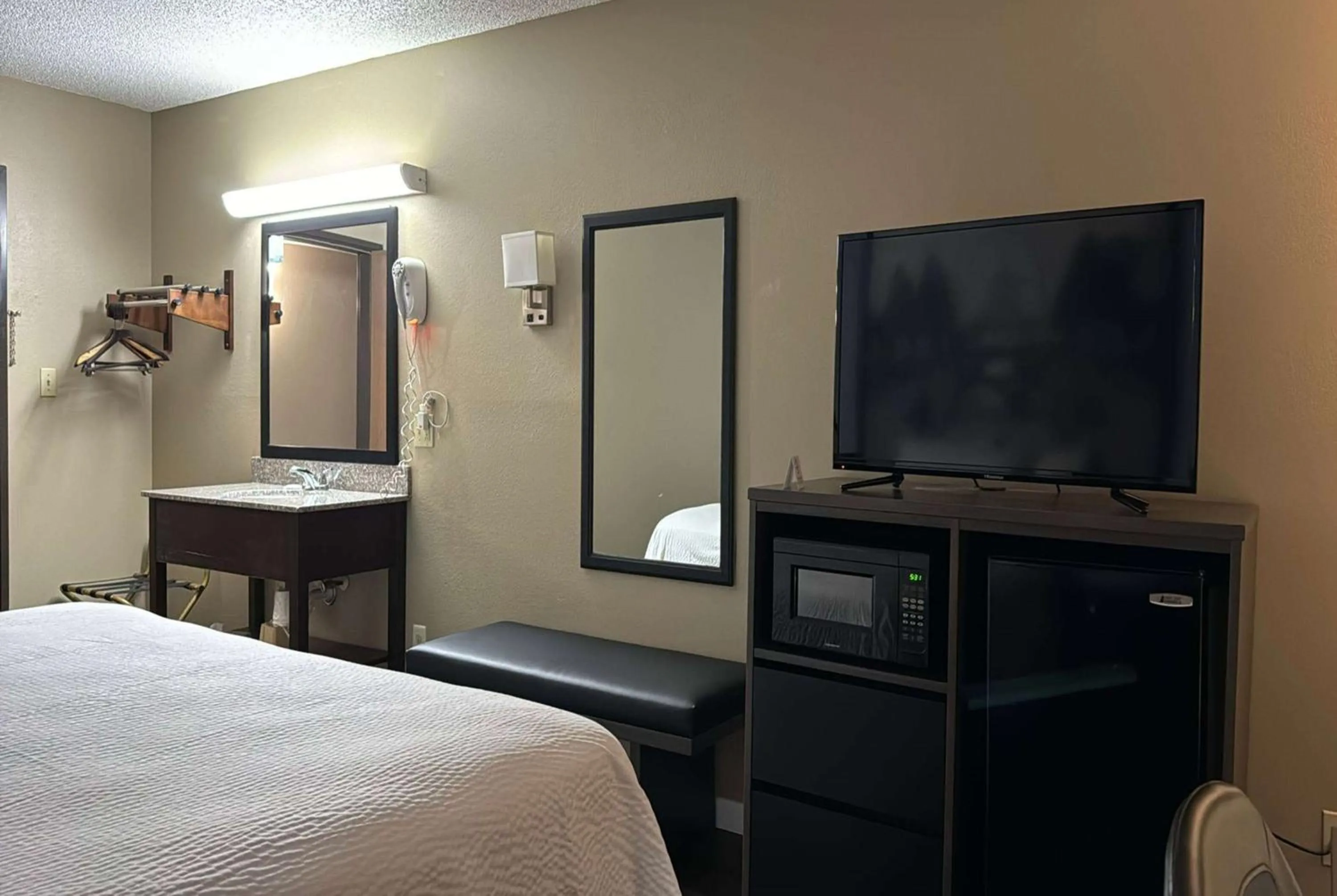 King Room- Non-Smoking in Super 8 by Wyndham Sullivan