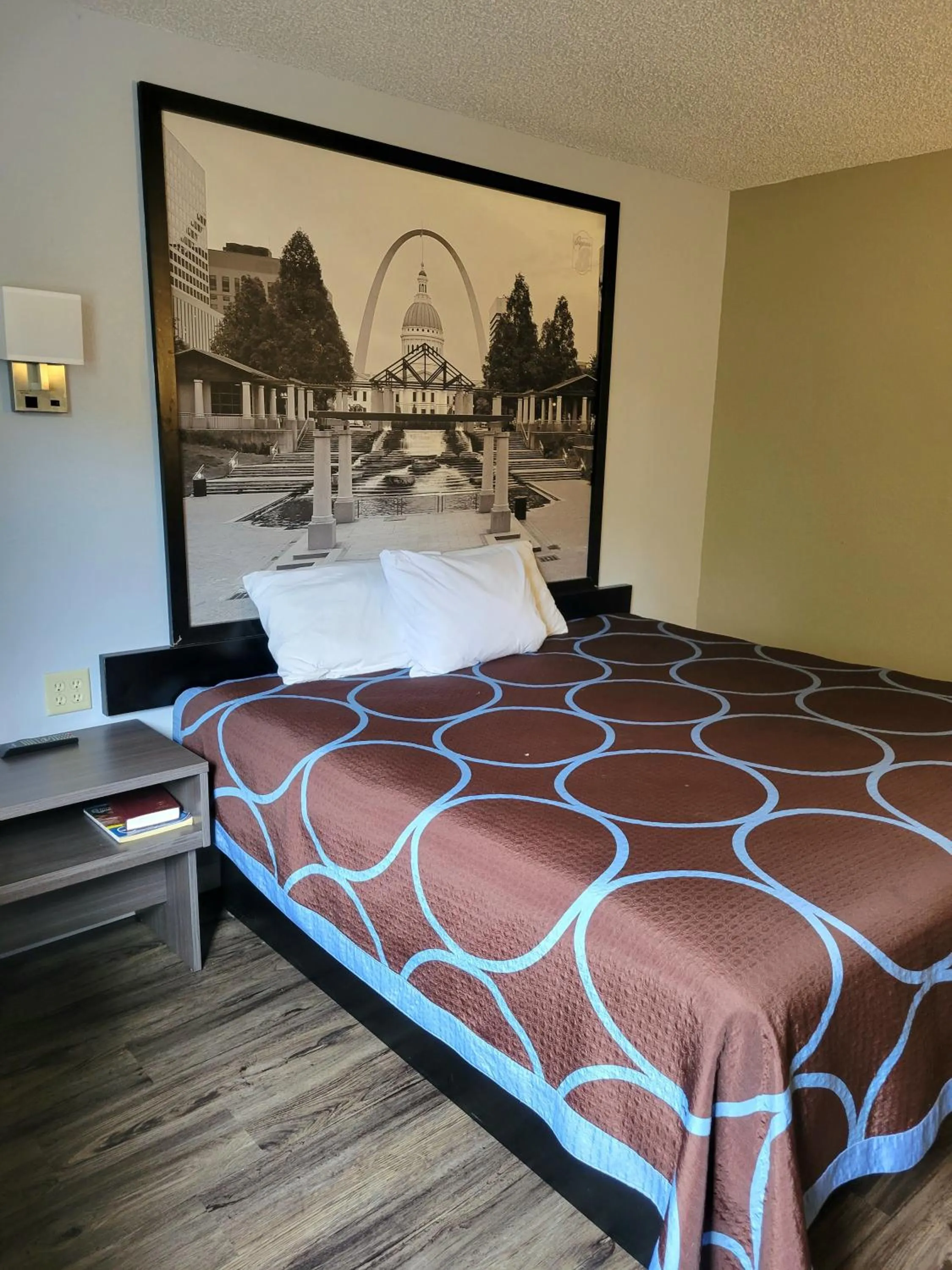 Queen Room - Smoking in Super 8 by Wyndham Sullivan