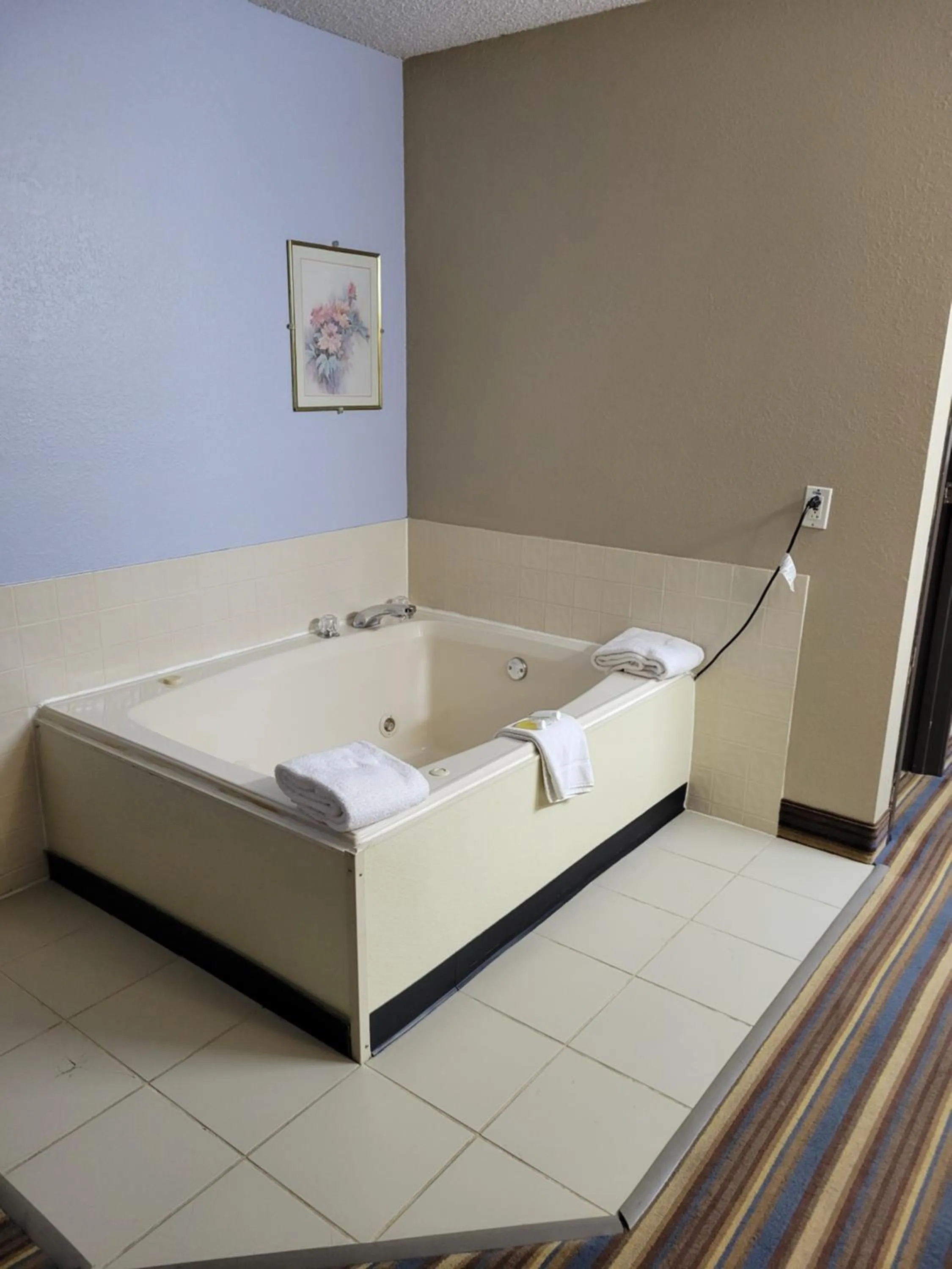 King Suite - Non-Smoking in Super 8 by Wyndham Sullivan