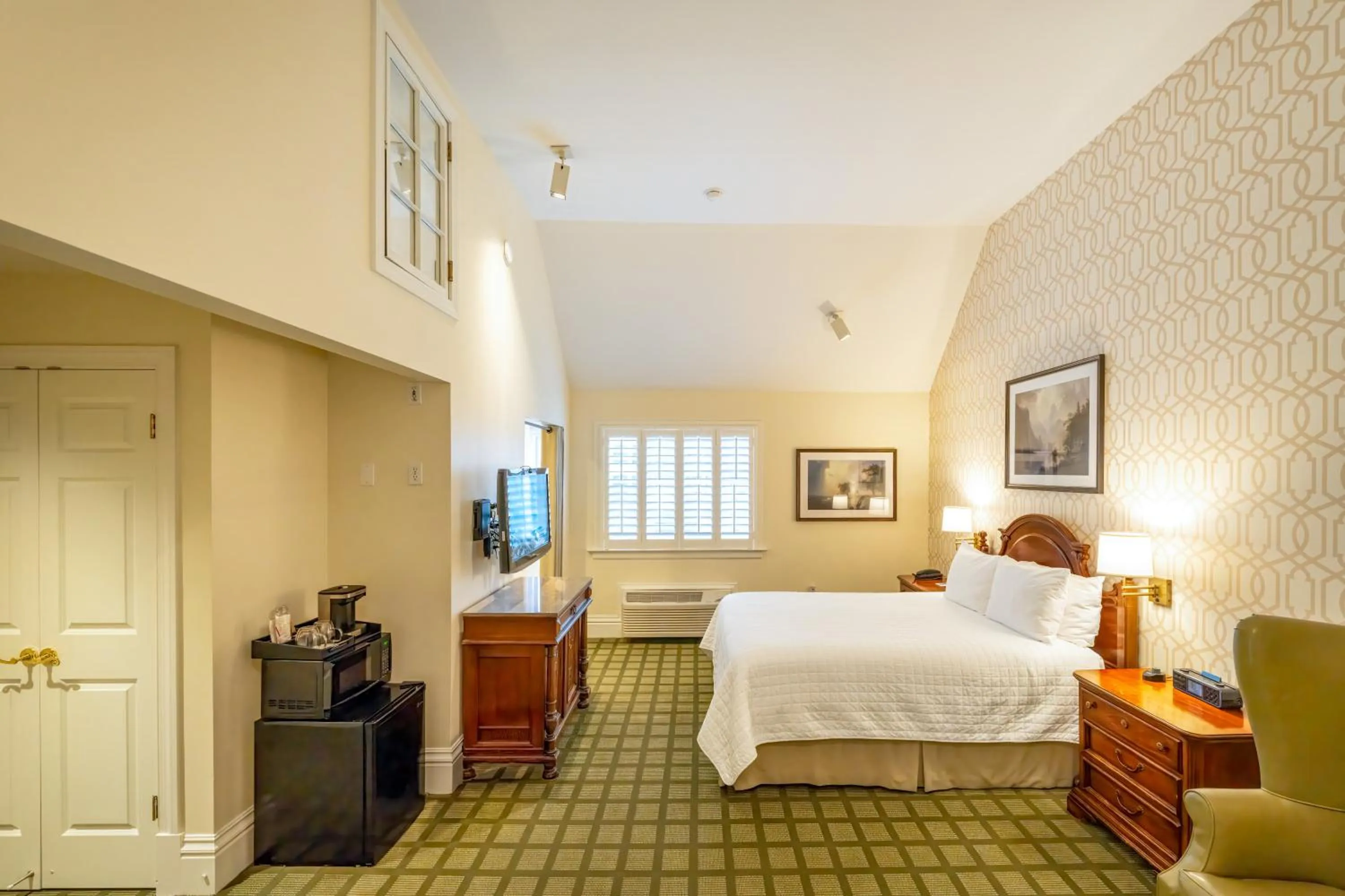 Queen Room with Jetted Tub and Fireplace - Second Floor/Non-Smoking in The Bergson, BW Signature Collection