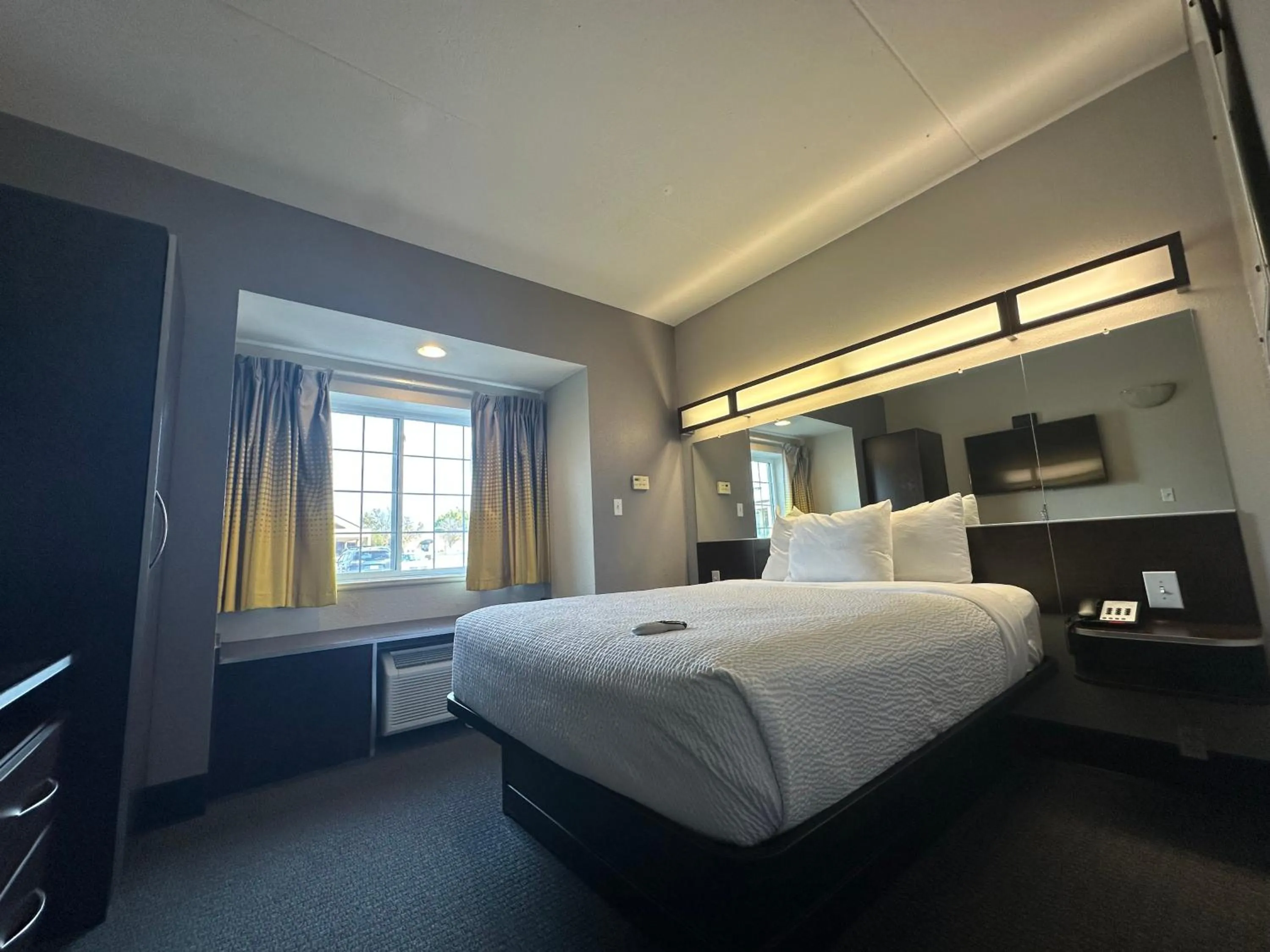 Queen Room - Non-Smoking in Microtel Inn & Suites by Wyndham Quincy Downtown - River Area