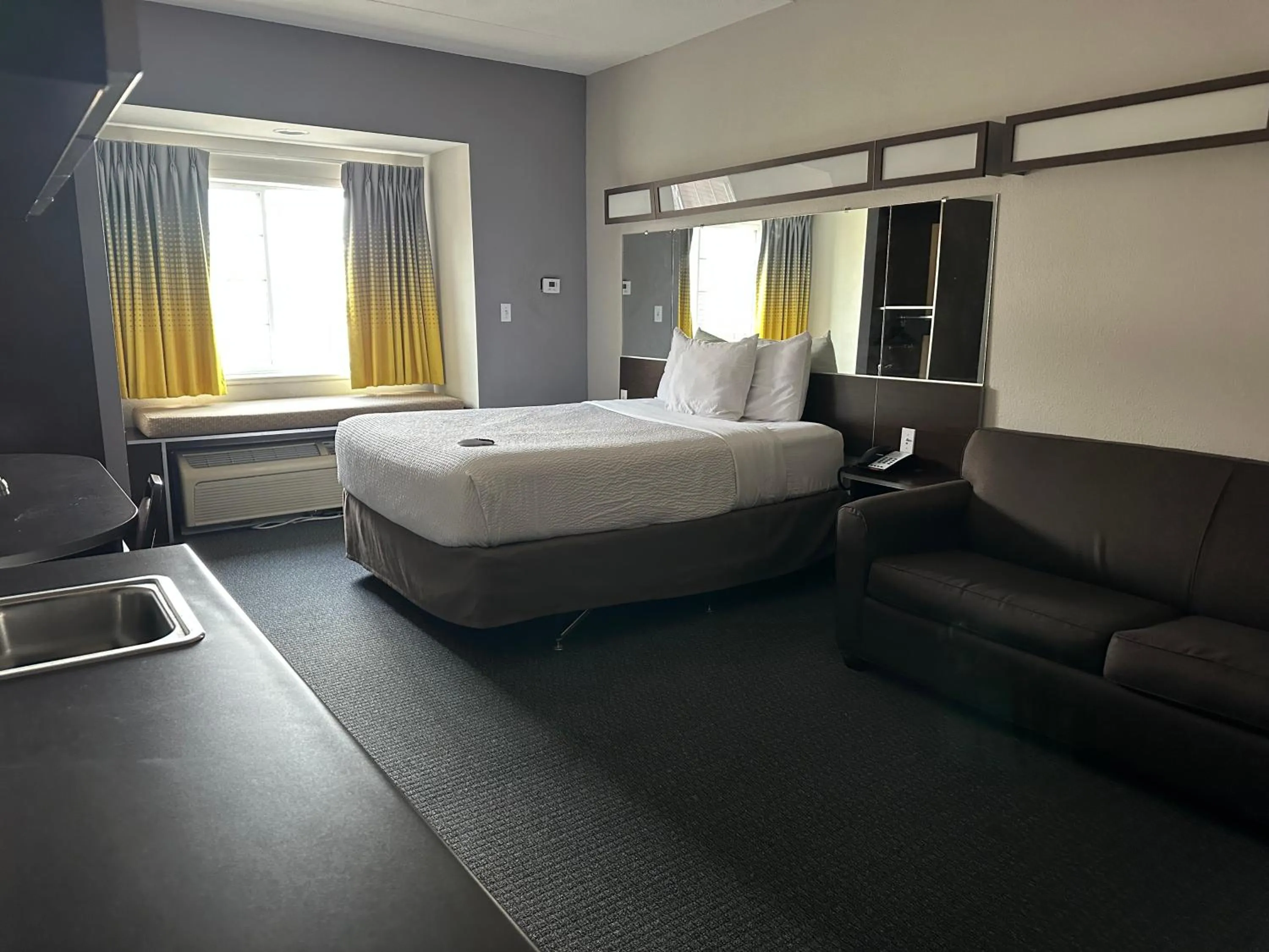 Queen Studio Suite - Mobility Access/Non-Smoking in Microtel Inn & Suites by Wyndham Quincy Downtown - River Area