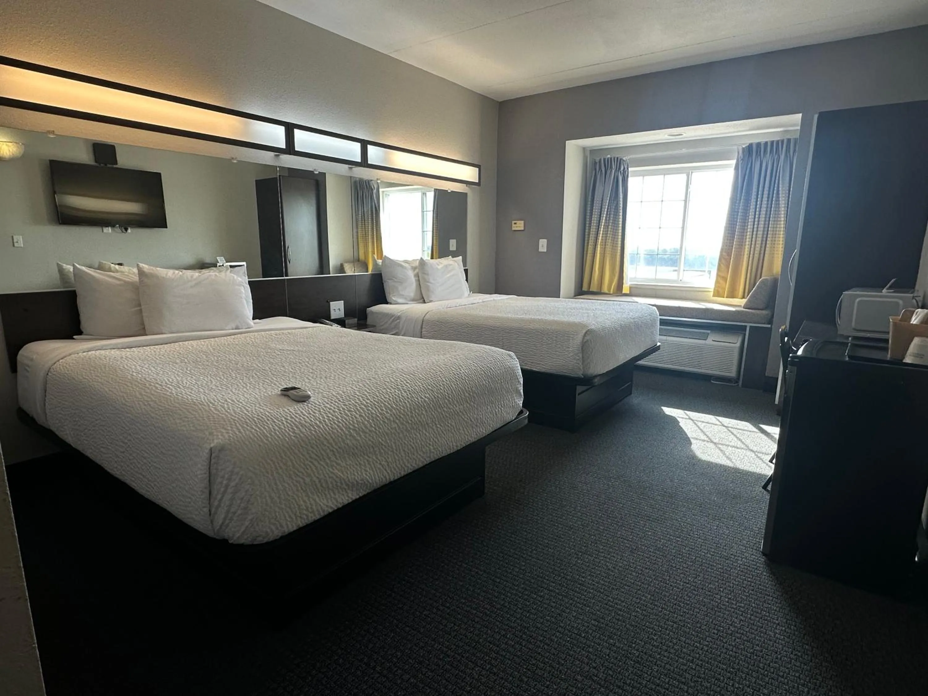 Queen Room with Two Queen Beds - Non-Smoking in Microtel Inn & Suites by Wyndham Quincy Downtown - River Area