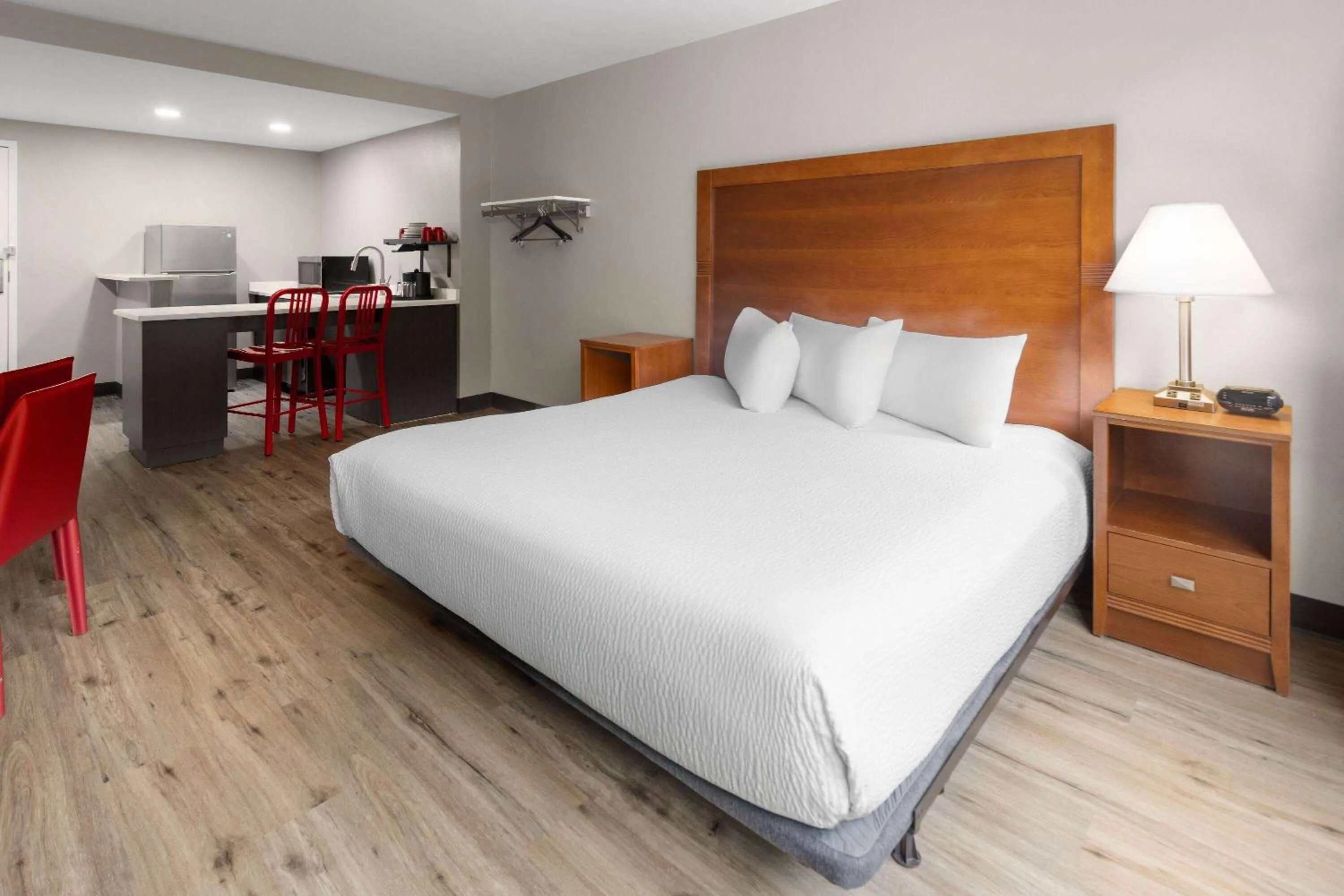 King Room with Roll-In Shower - Disability Access/Non-Smoking in Ramada by Wyndham Ellsworth - Bar Harbor