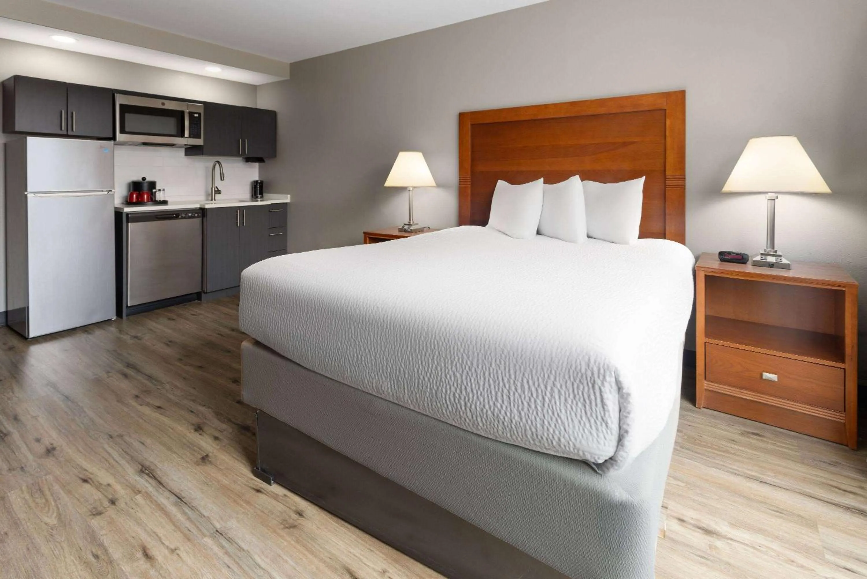 King Room with Kitchenette - Non-Smoking in Ramada by Wyndham Ellsworth - Bar Harbor