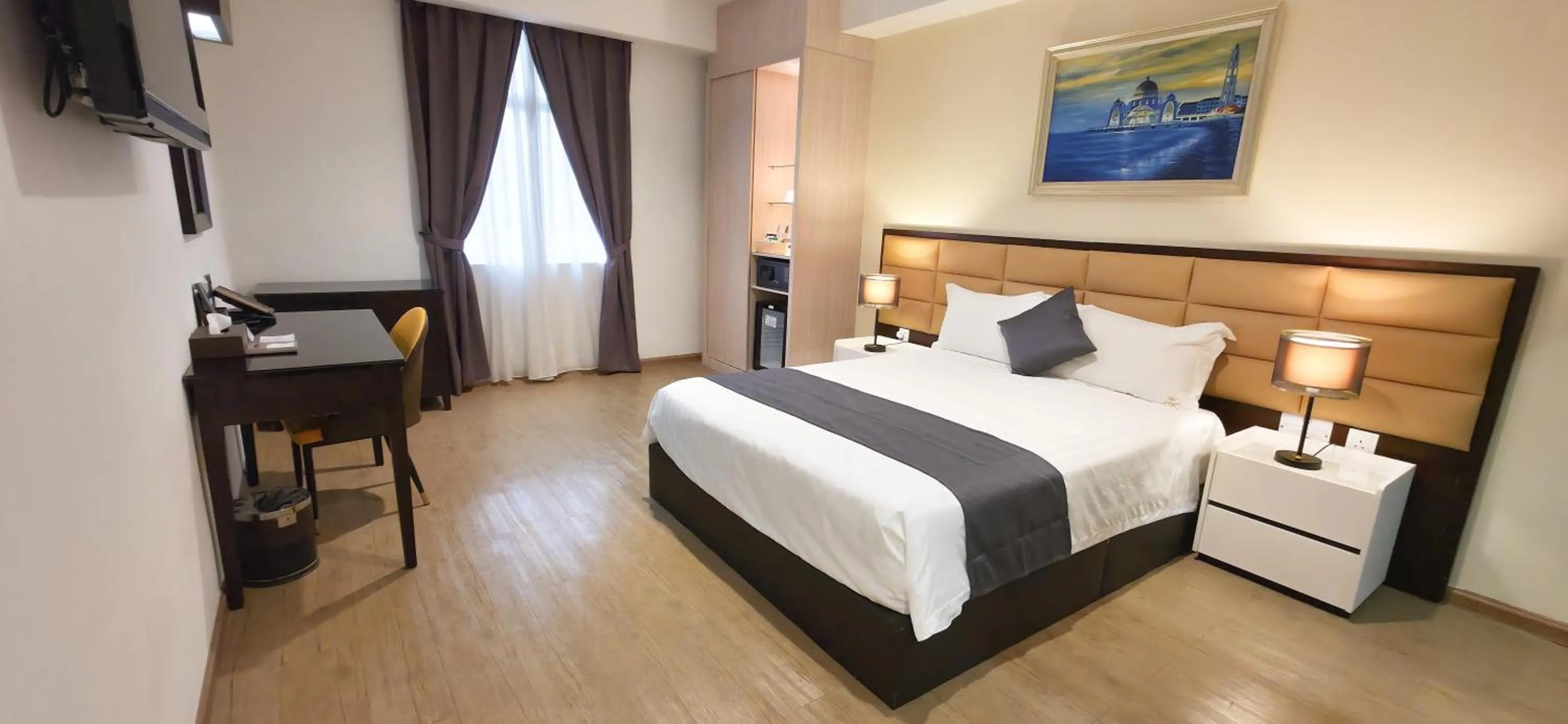 Deluxe Double Room in Hallmark Crown Hotel