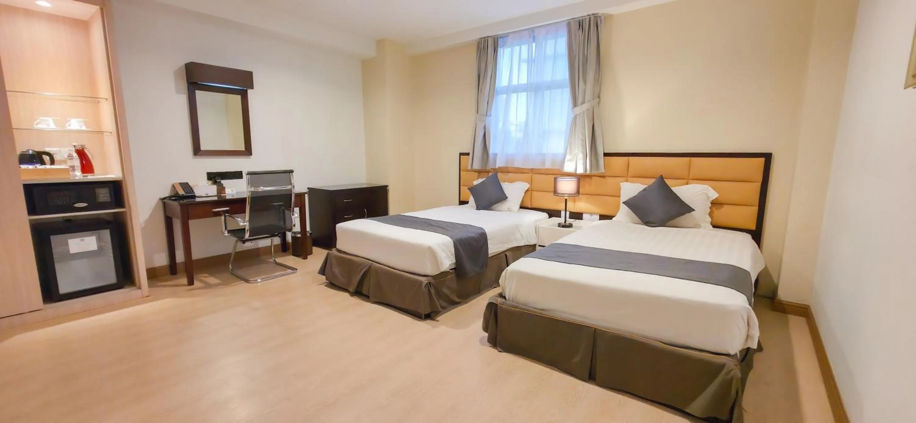 Deluxe Twin Room in Hallmark Crown Hotel