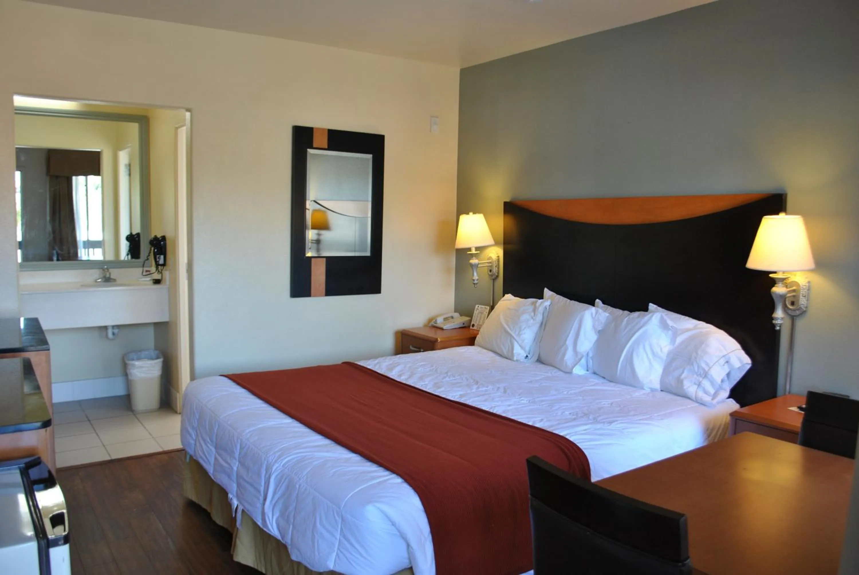 Deluxe King Room in Sunset Motel