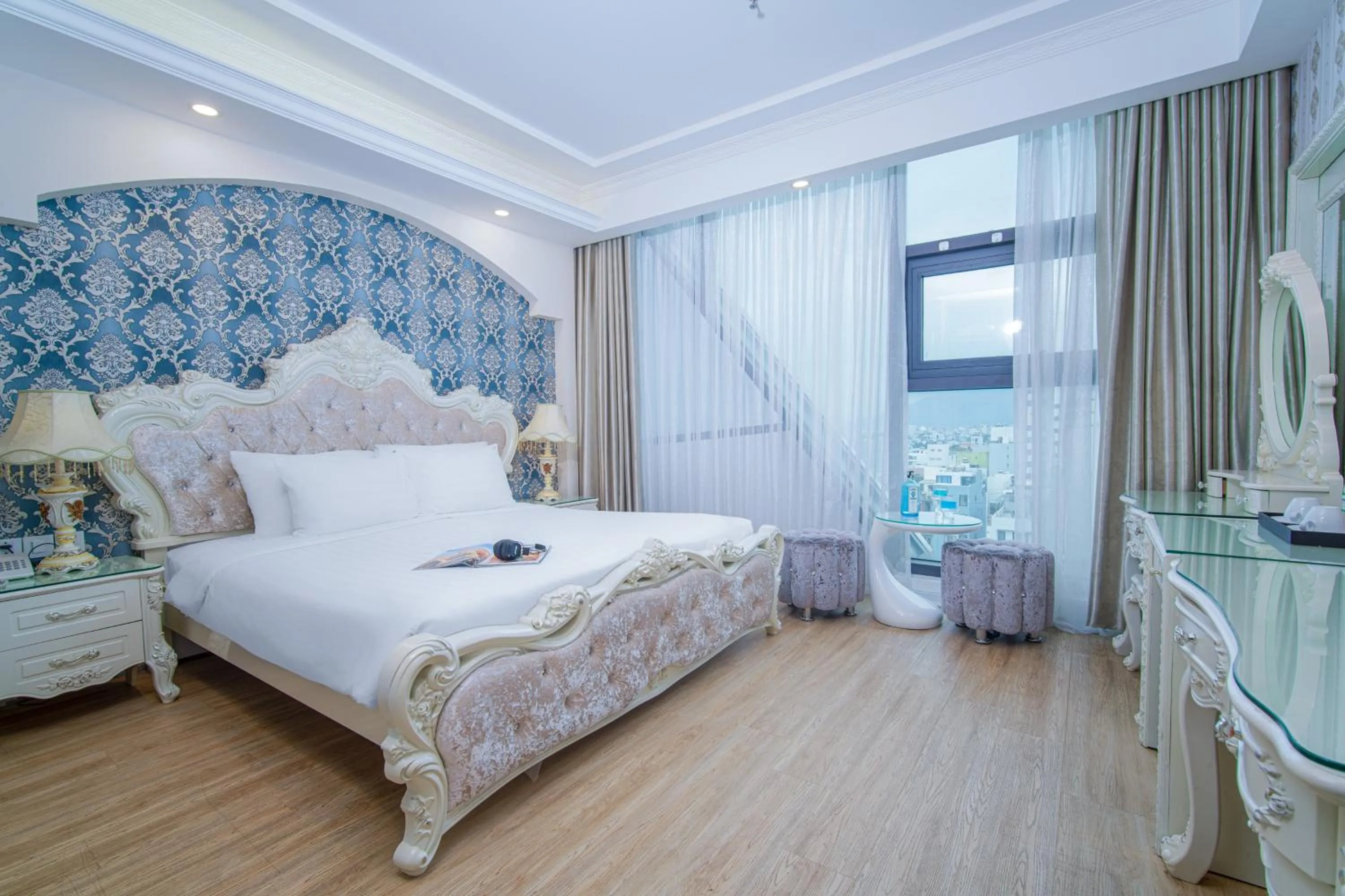 Deluxe King Room in Royal Beach Hotel by THG