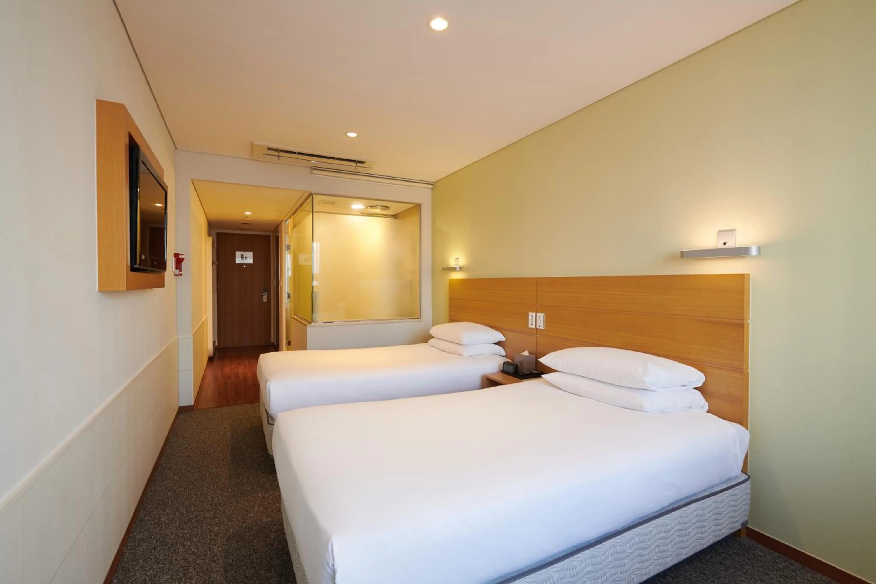 Standard Twin Room with Mini Bar Basket in Nine Tree by Parnas Seoul Myeongdong 1