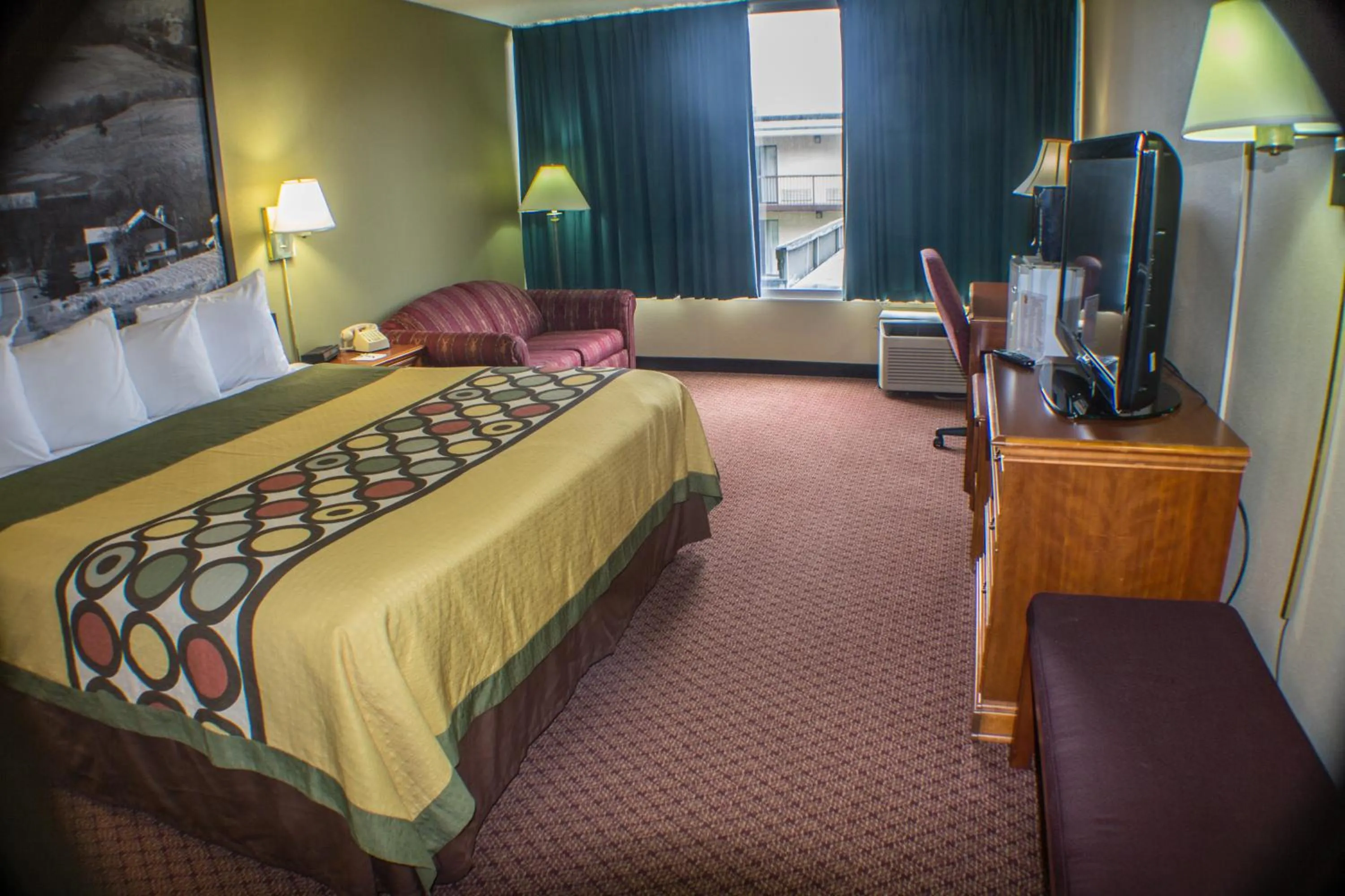 Deluxe King Room - Non-Smoking in Super 8 by Wyndham Erie/I 90