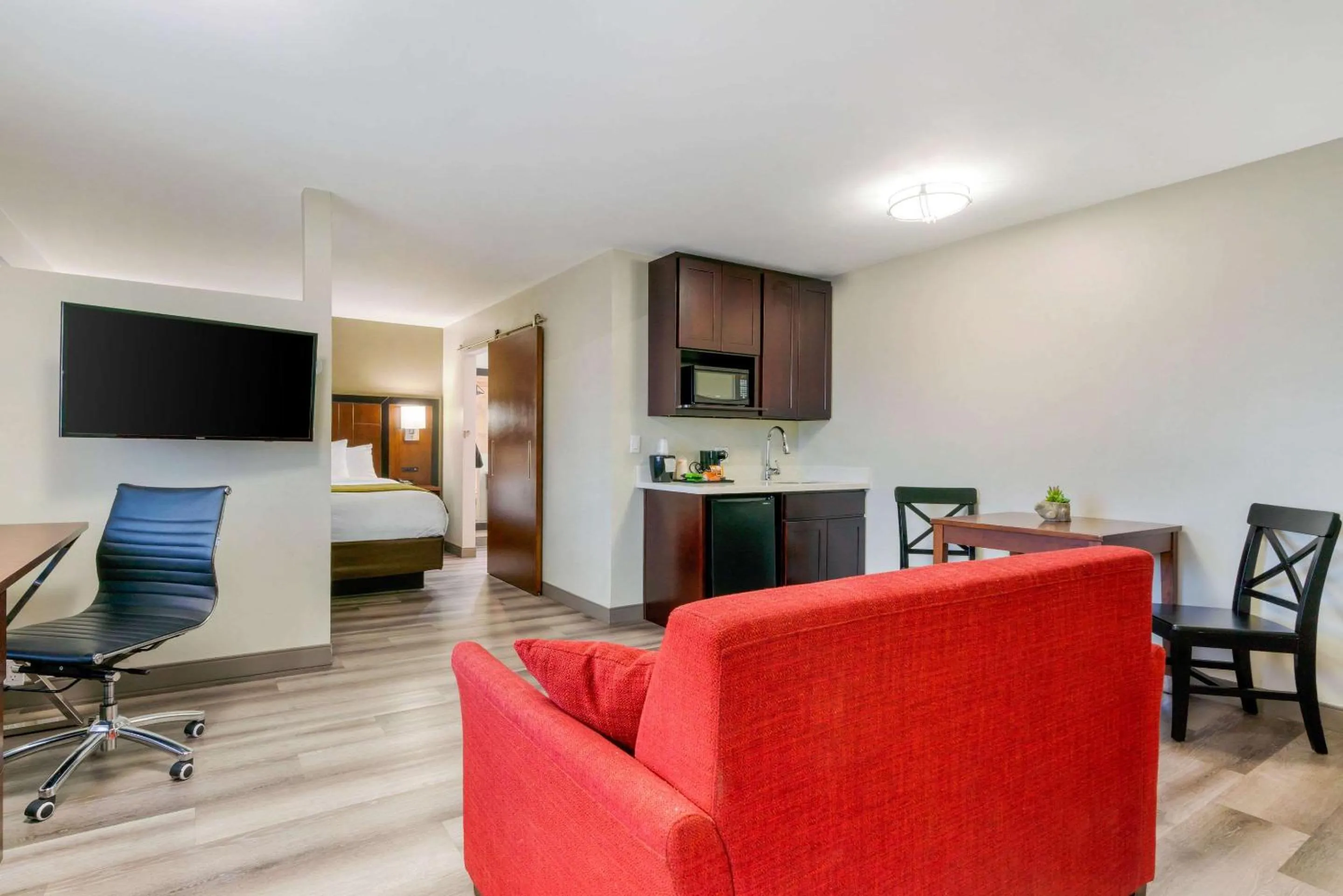 King Suite - Non Smoking in Comfort Inn Antioch - Century Plaza