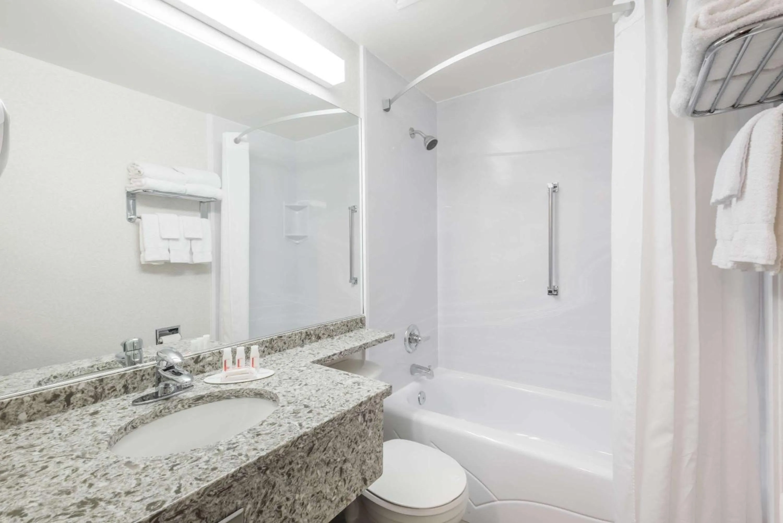 King Business Room with Pool View - Non-Smoking in Super 8 by Wyndham Port Elgin