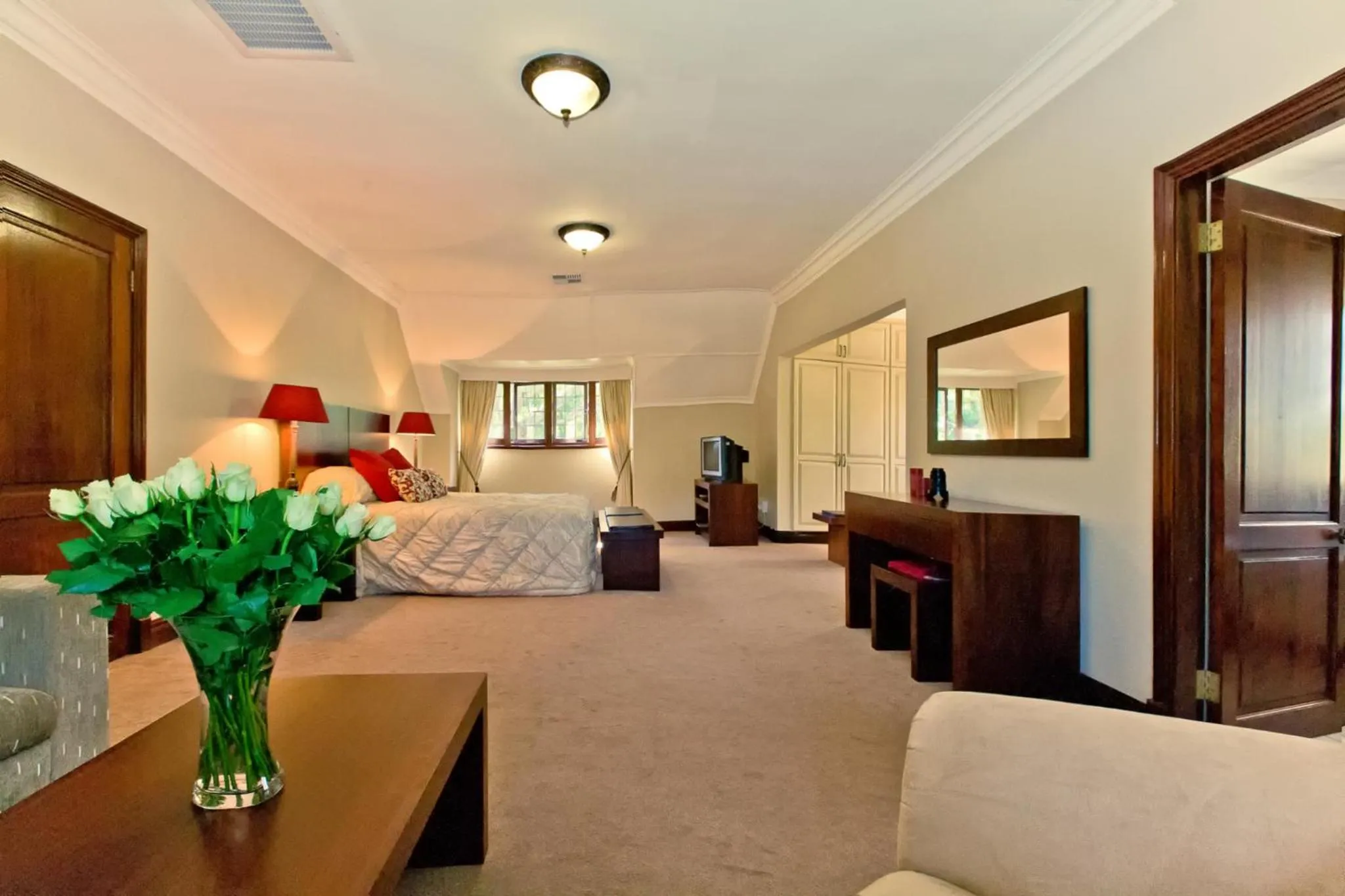 Deluxe King Room in Eagle Wind Manor