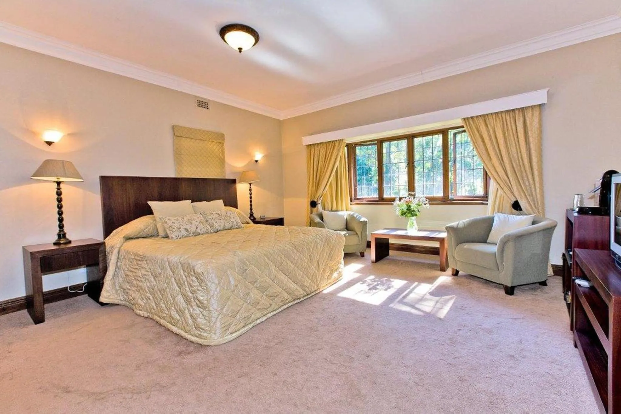 King Room - single occupancy in Eagle Wind Manor