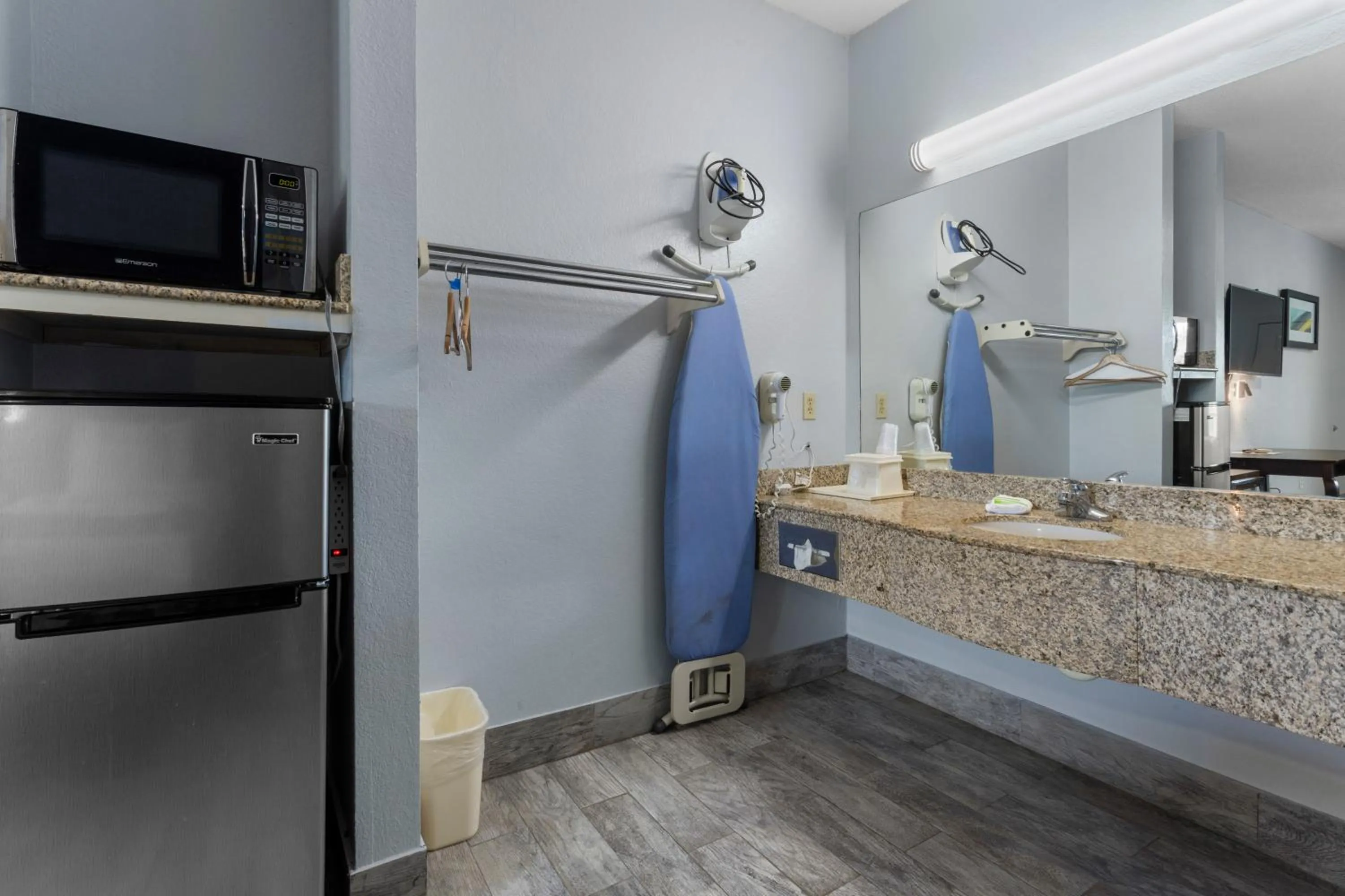 King Room - Smoking  in MAGNOLIA INN of BILOXI,OCEAN SPRINGS,PASCAGOULA & GAUTIER