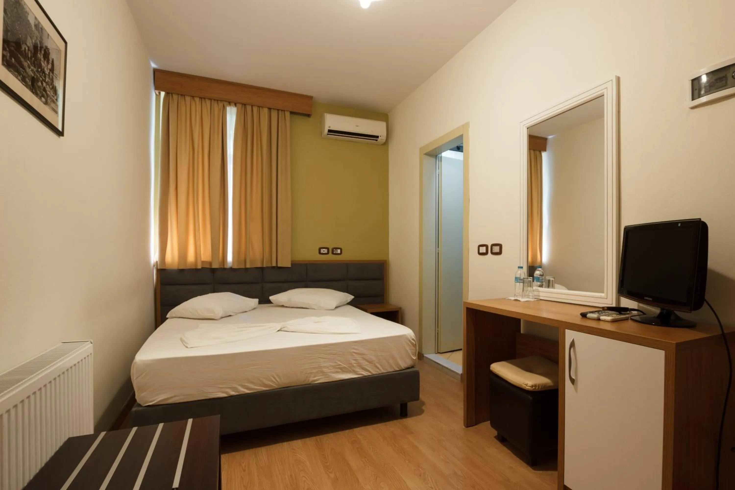 Single Room with Bathroom in Hotel Cajupi