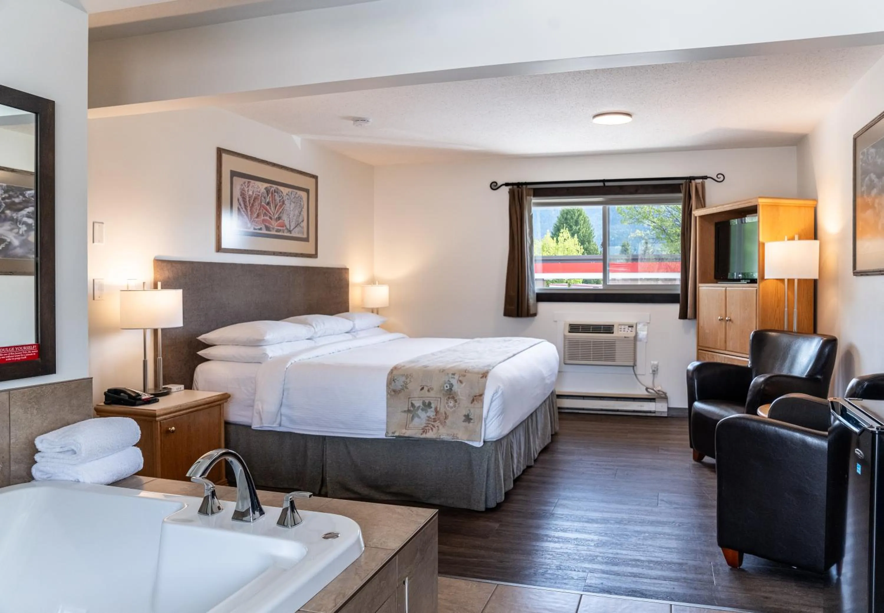 King Room with Spa Bath Non-Pet Friendly in Swiss Chalet Motel