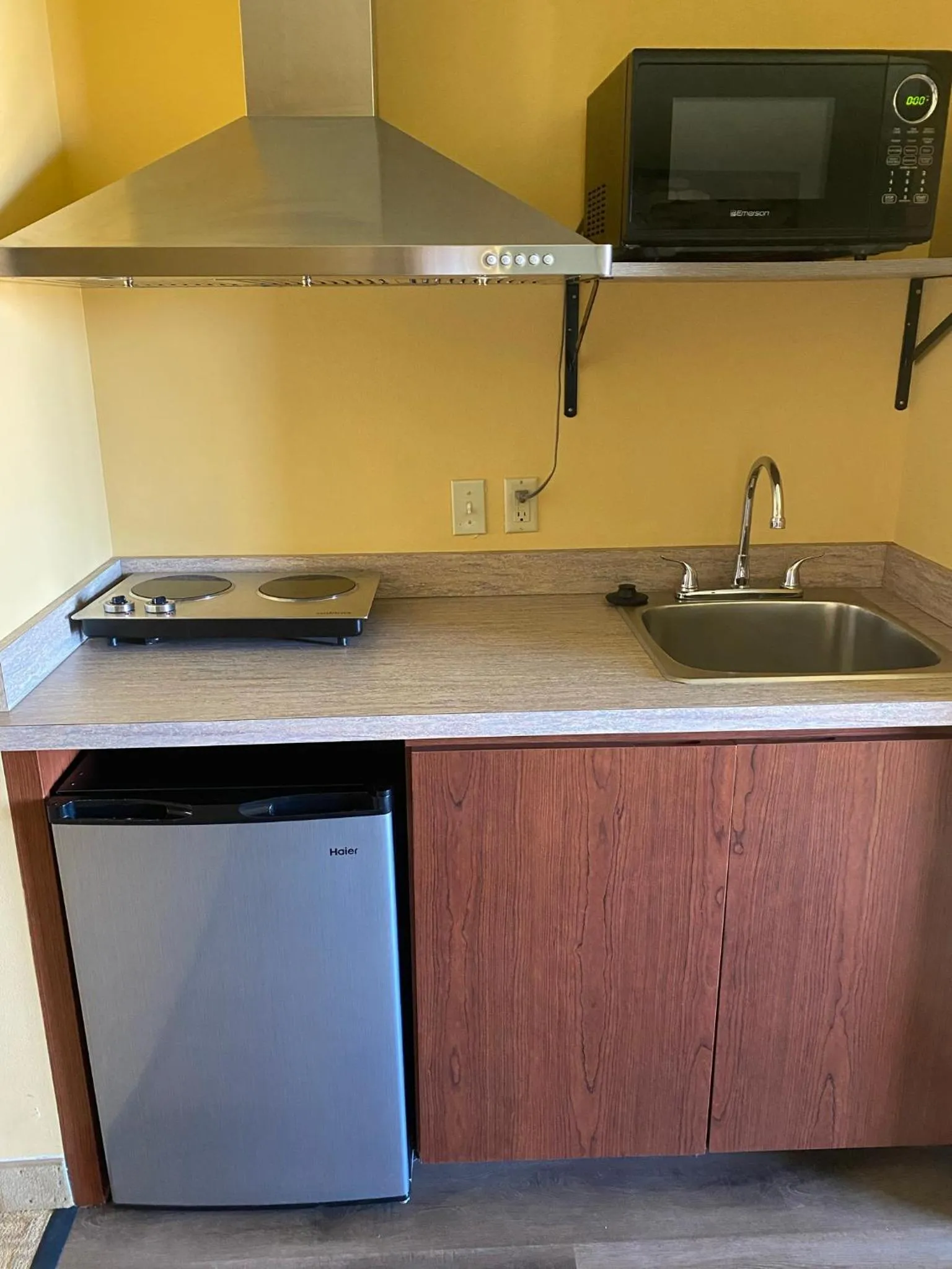 Deluxe King Suite with Jetted Tub and Kitchenette - Non-Smoking in Super 8 by Wyndham Jackson MN