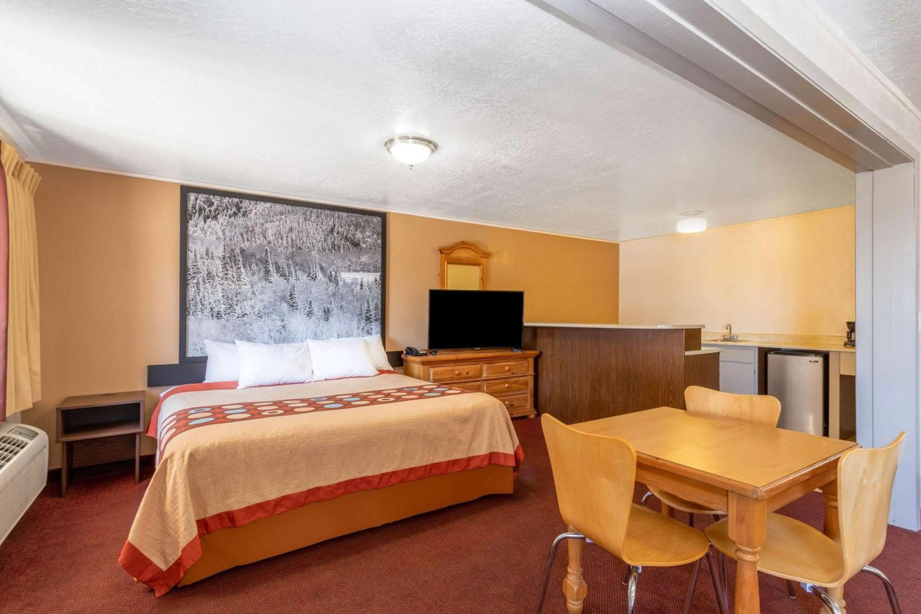 1 King Bed, 2 Queen Bed, Family Suite, Non-Smoking in Super 8 by Wyndham Evanston