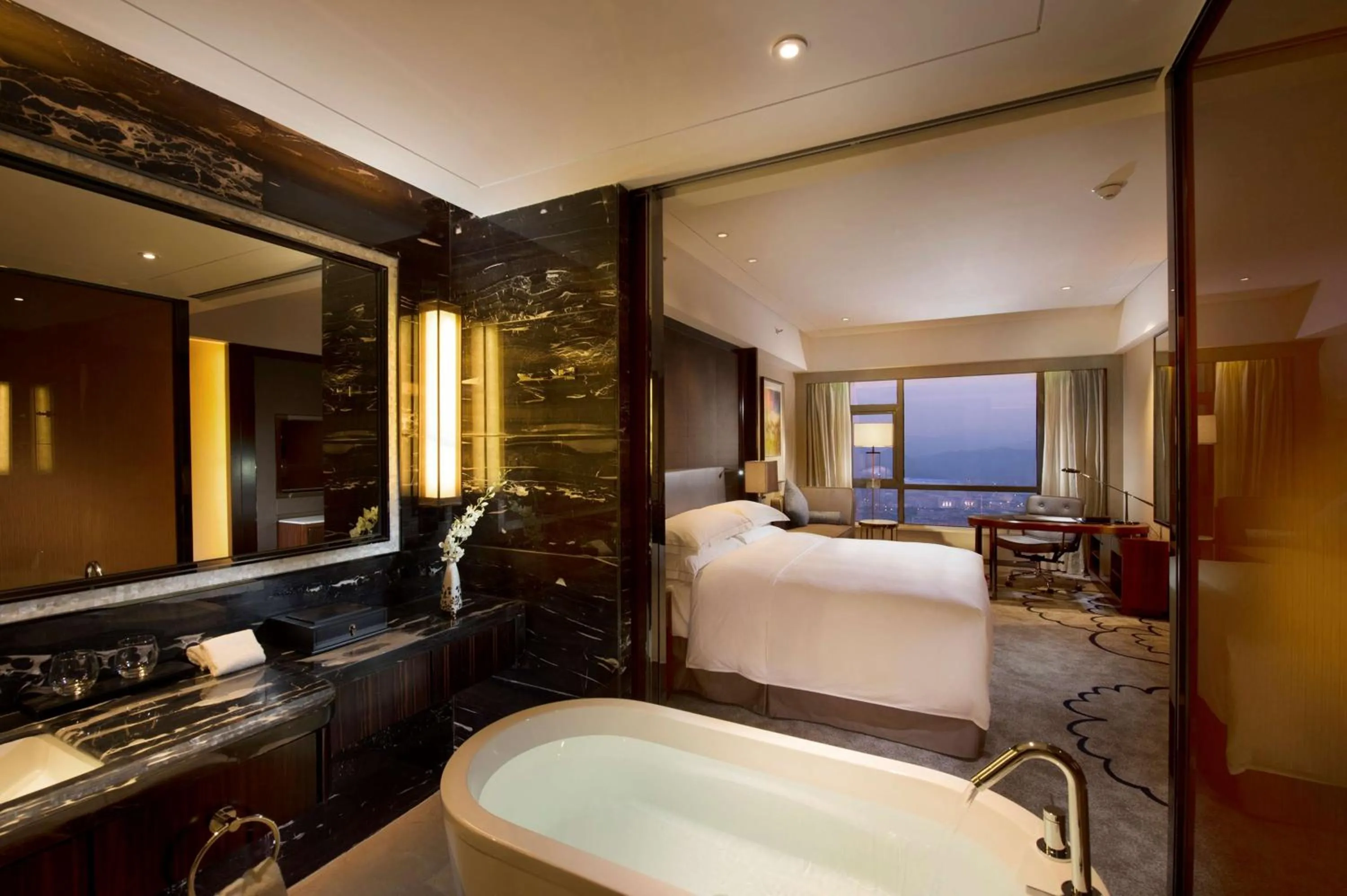 Deluxe King Room in Hilton Zhongshan Downtown