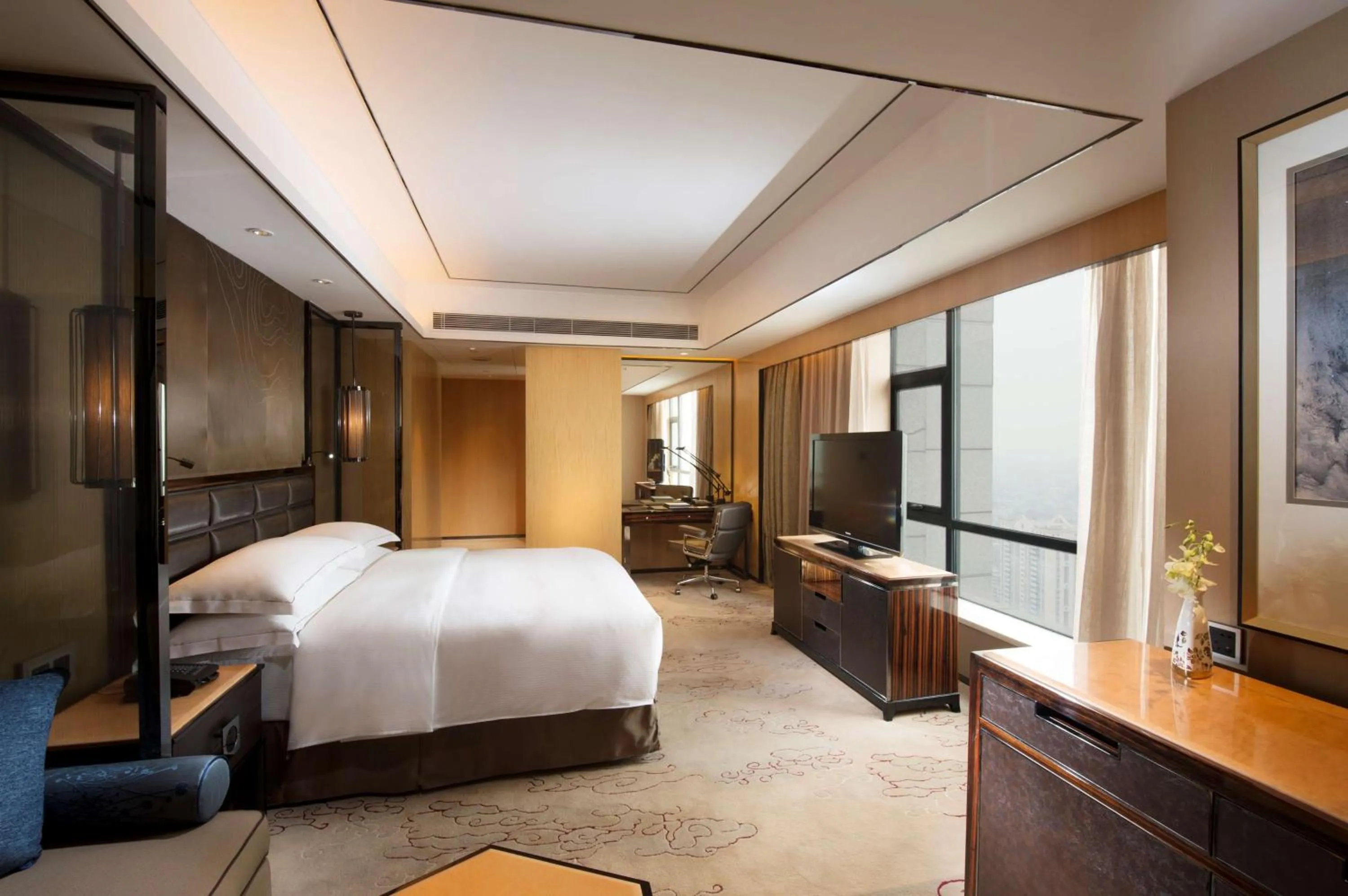 Corner Deluxe King Room in Hilton Zhongshan Downtown