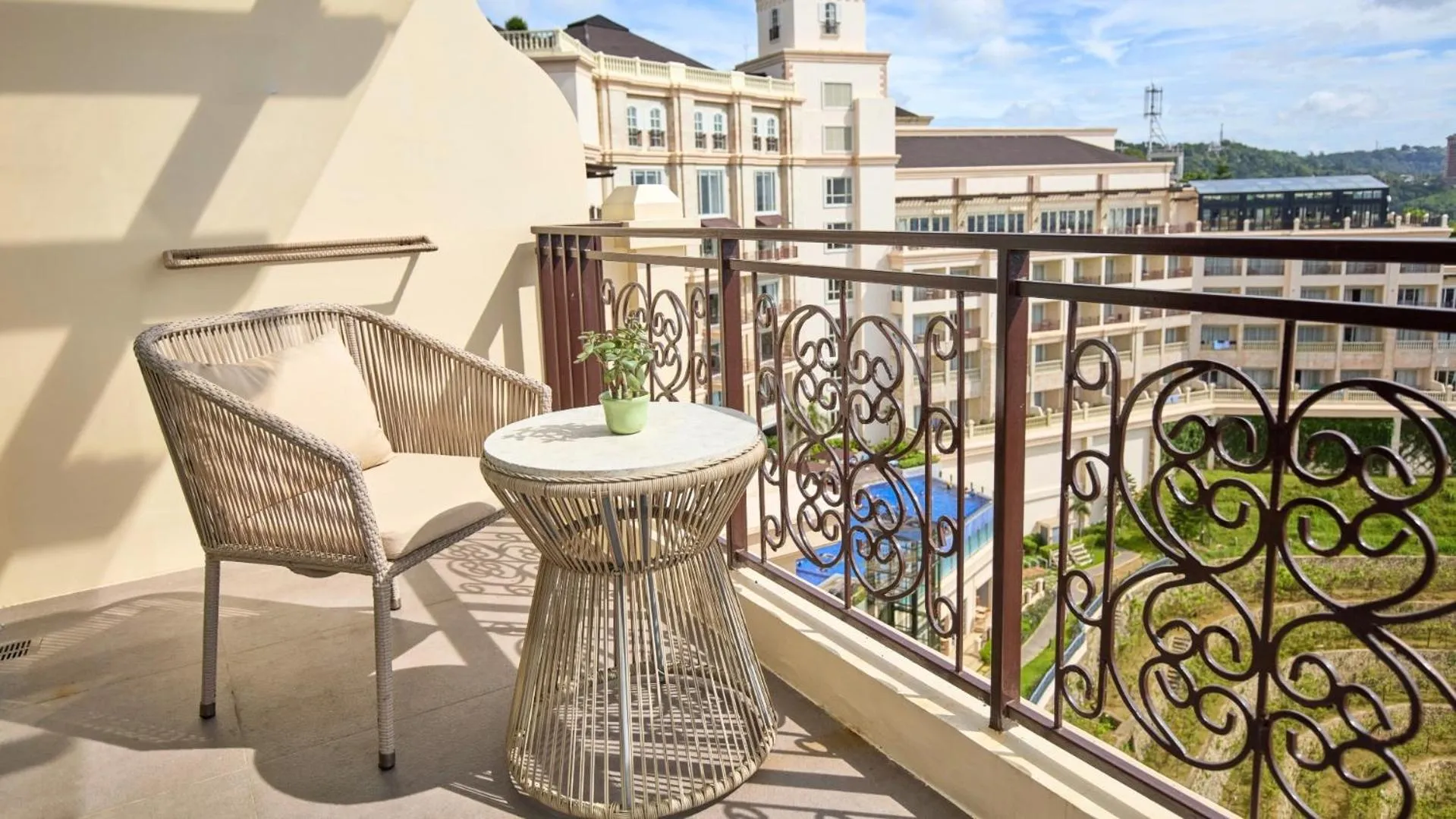 Deluxe King Room in Twin Lakes Hotel near Tagaytay