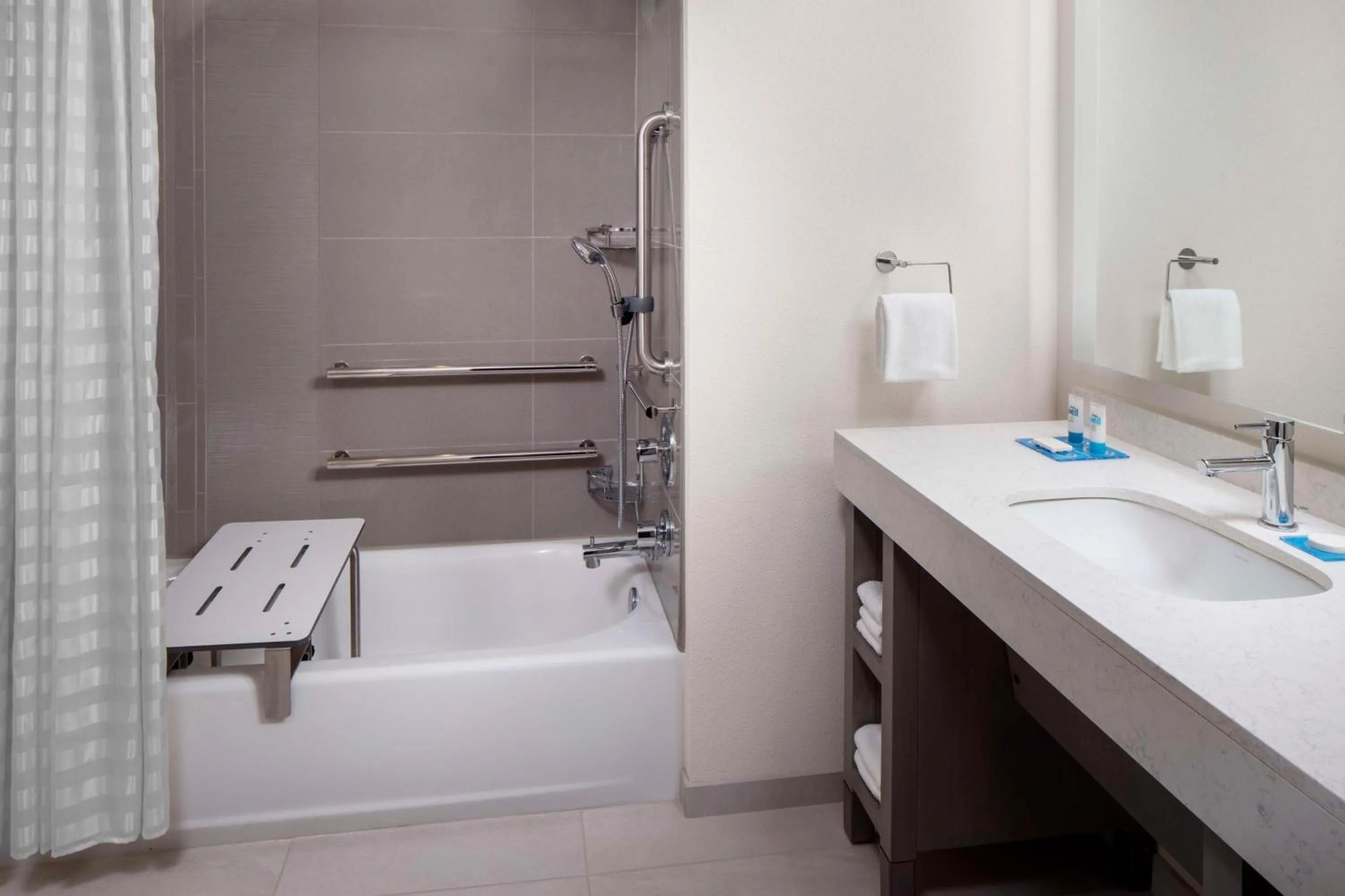 Specialty One-Bedroom Queen Suite with Kitchen and Accessible Tub - Disability Access in Hyatt House Charleston/Mount Pleasant