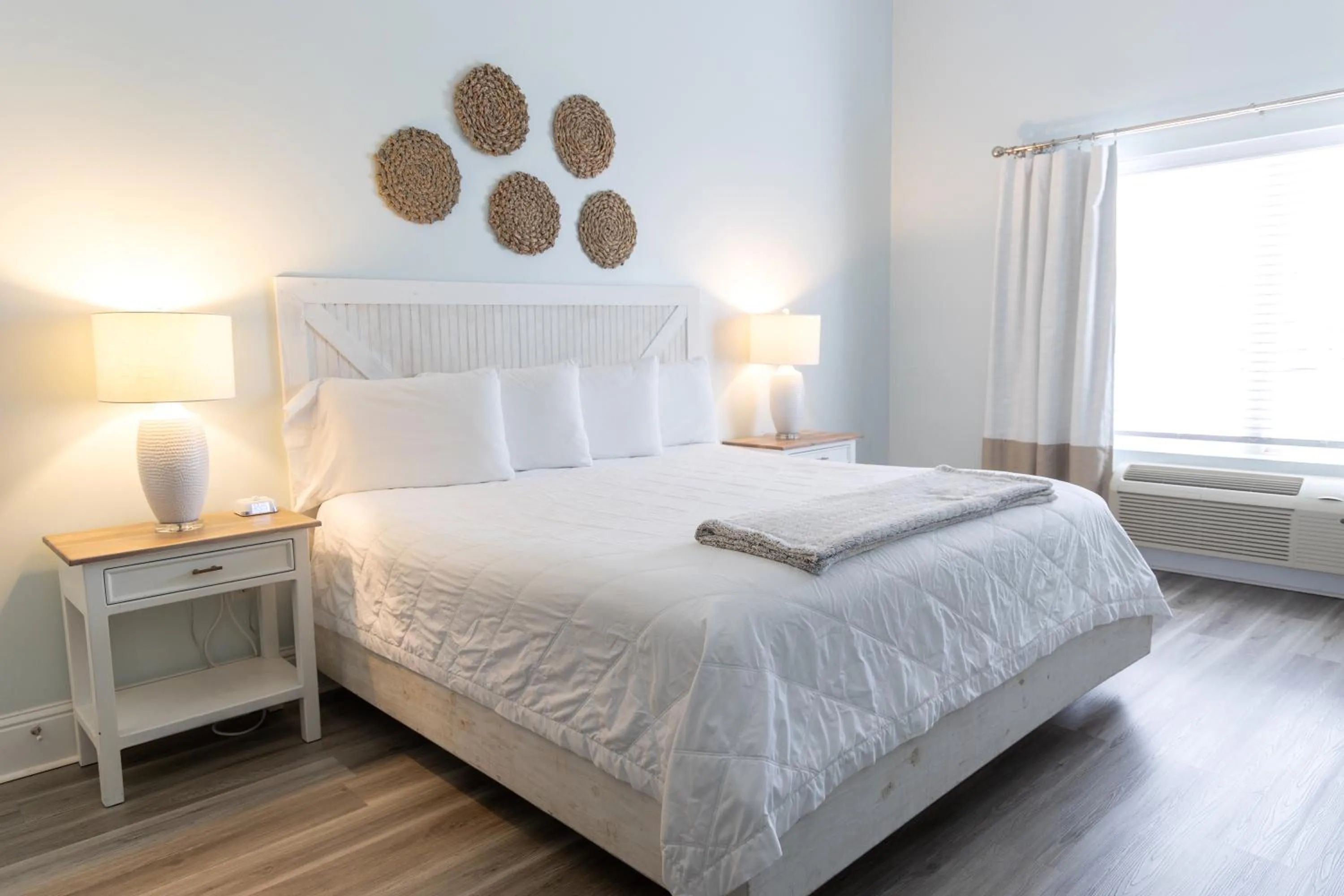 Deluxe King Room in Hotel Whiskey in Pass Christian