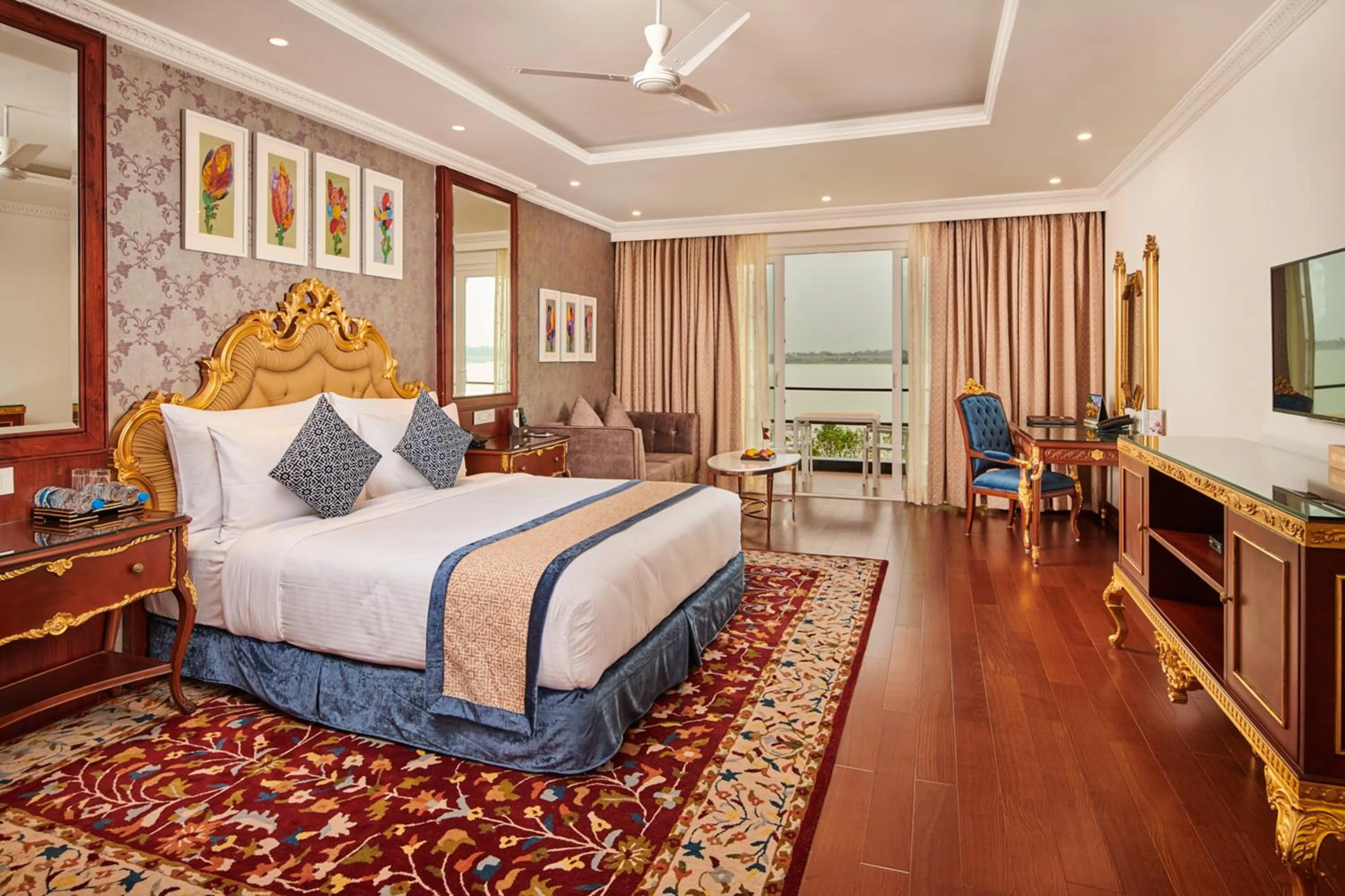 Deluxe Suite in MAYFAIR Lake Resort