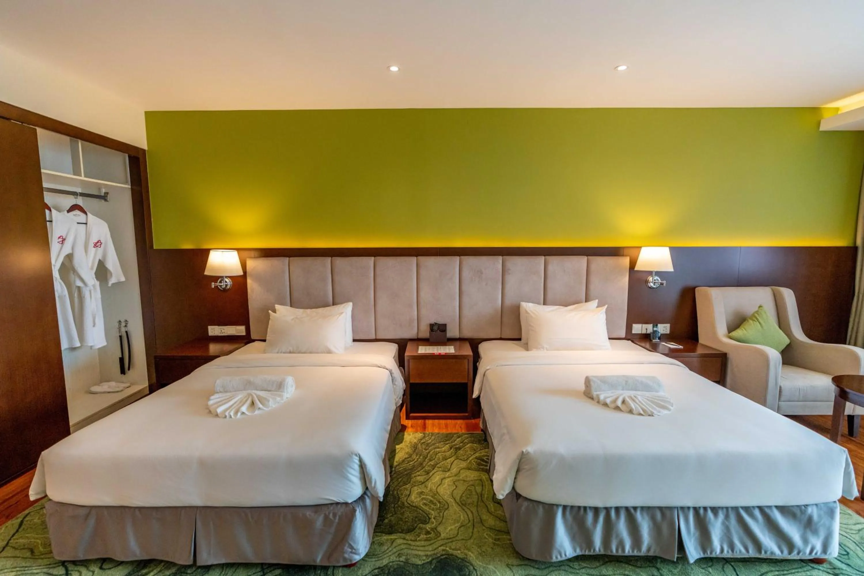 Deluxe Studio Twin Room in Olympia City Hotel by Dara