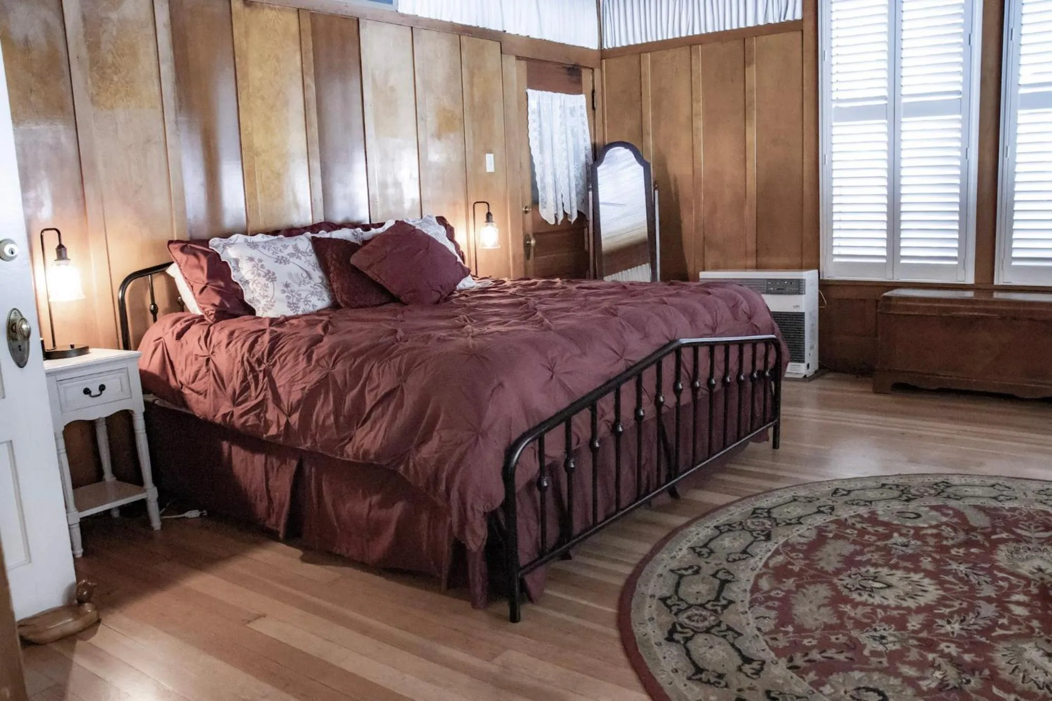 Deluxe Queen Room in McCloud River Bed and Breakfast