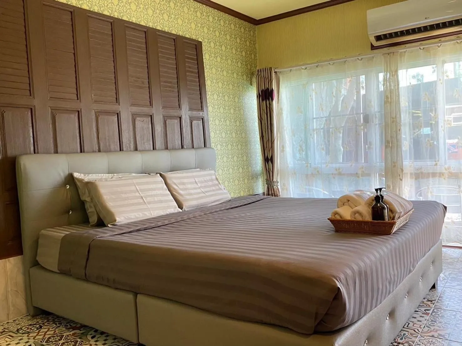 Suite with Pool View in Suwanna Riverside