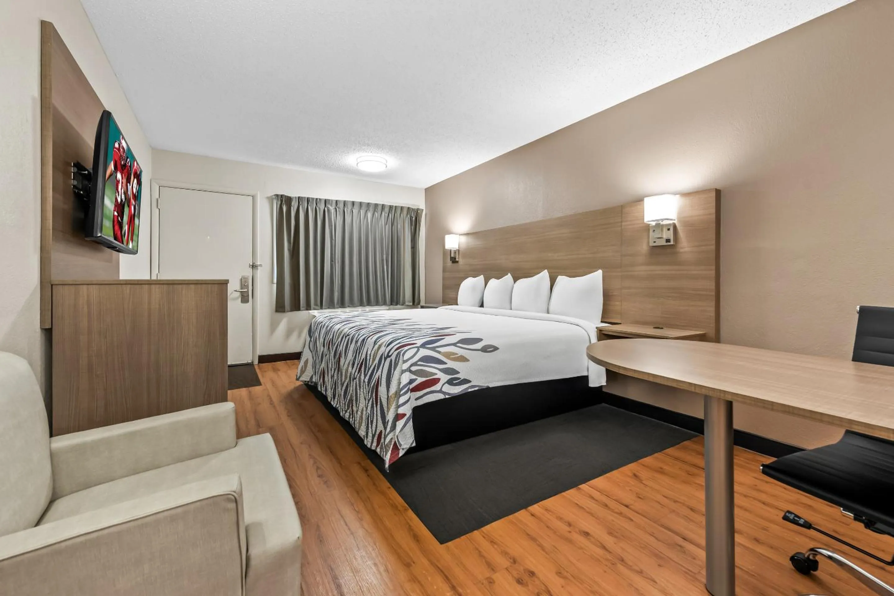 Superior King Room Smoke Free in Red Roof Inn Columbus West - Hilliard