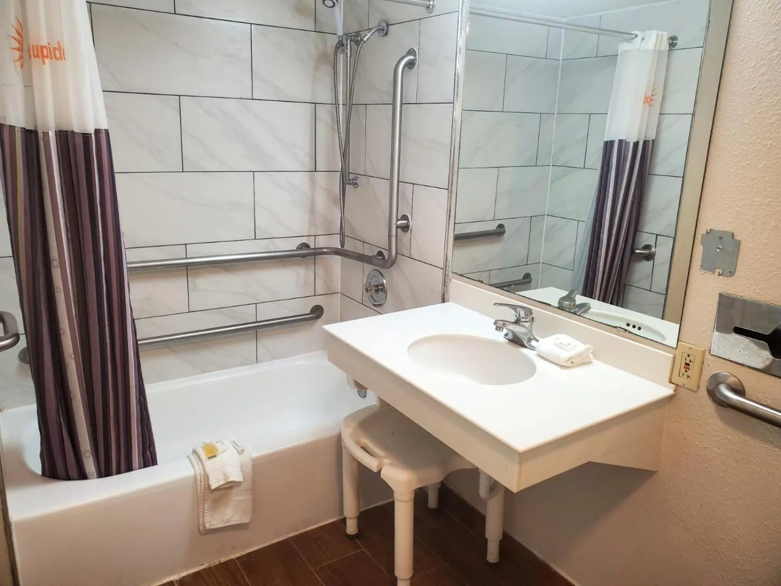 King Room with Bath Tub - Mobility/Hearing Accessible - Non-Smoking in Baymont by Wyndham Abilene