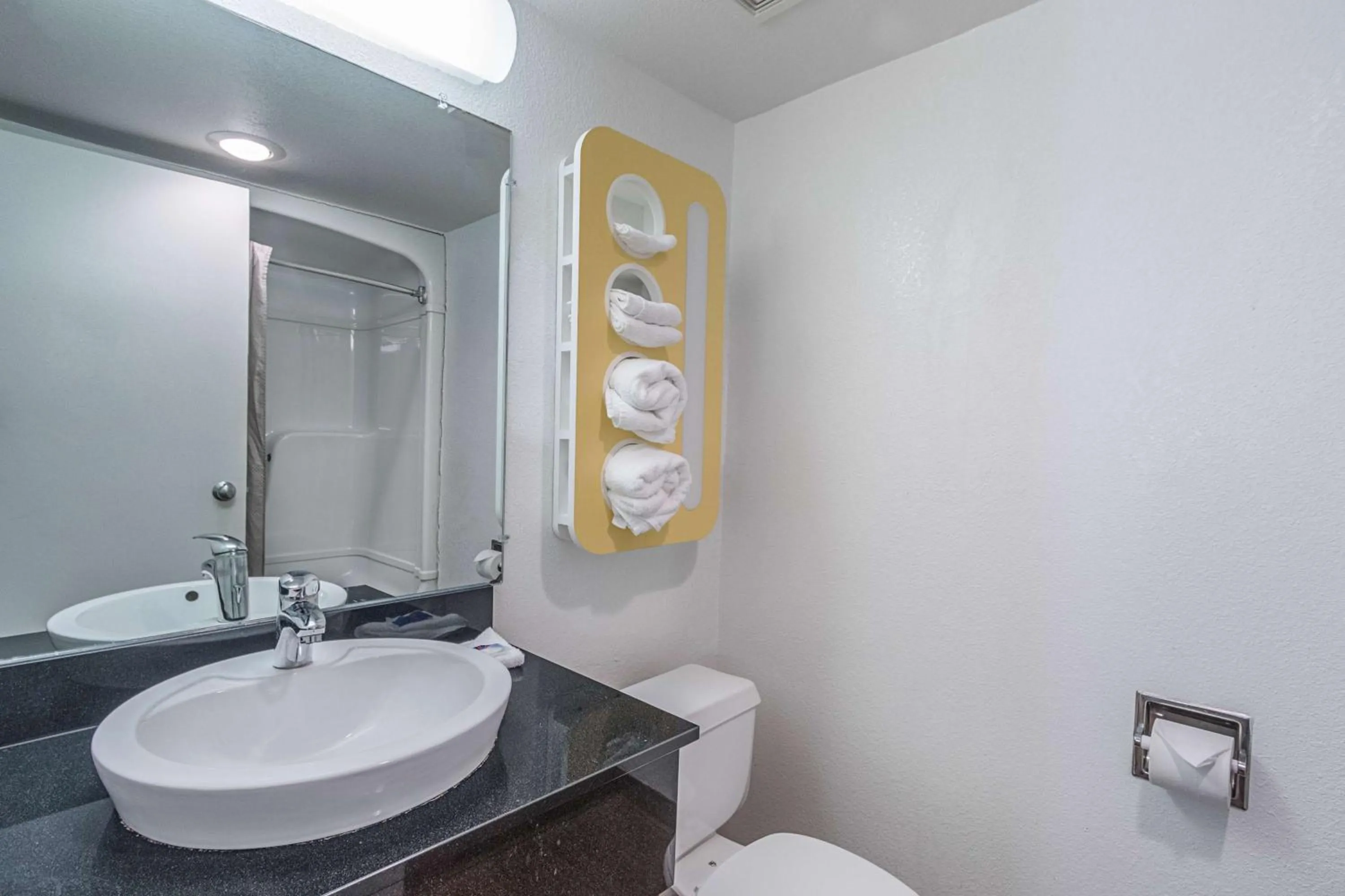 Queen Room - Non-Smoking in Motel 6-Kokomo, IN