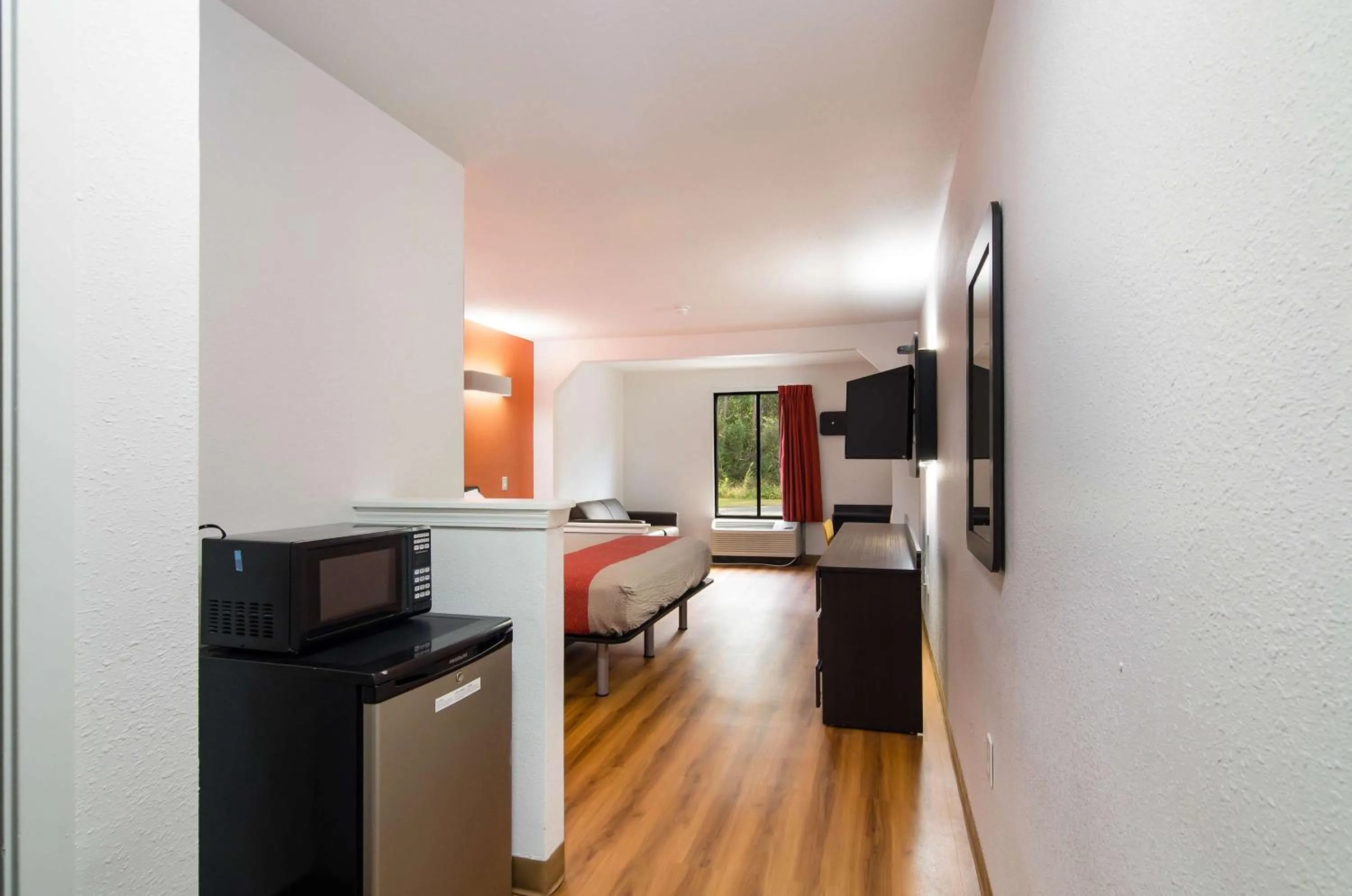 King Suite with Spa Bath - Non-Smoking in Motel 6 Moss Point, MS