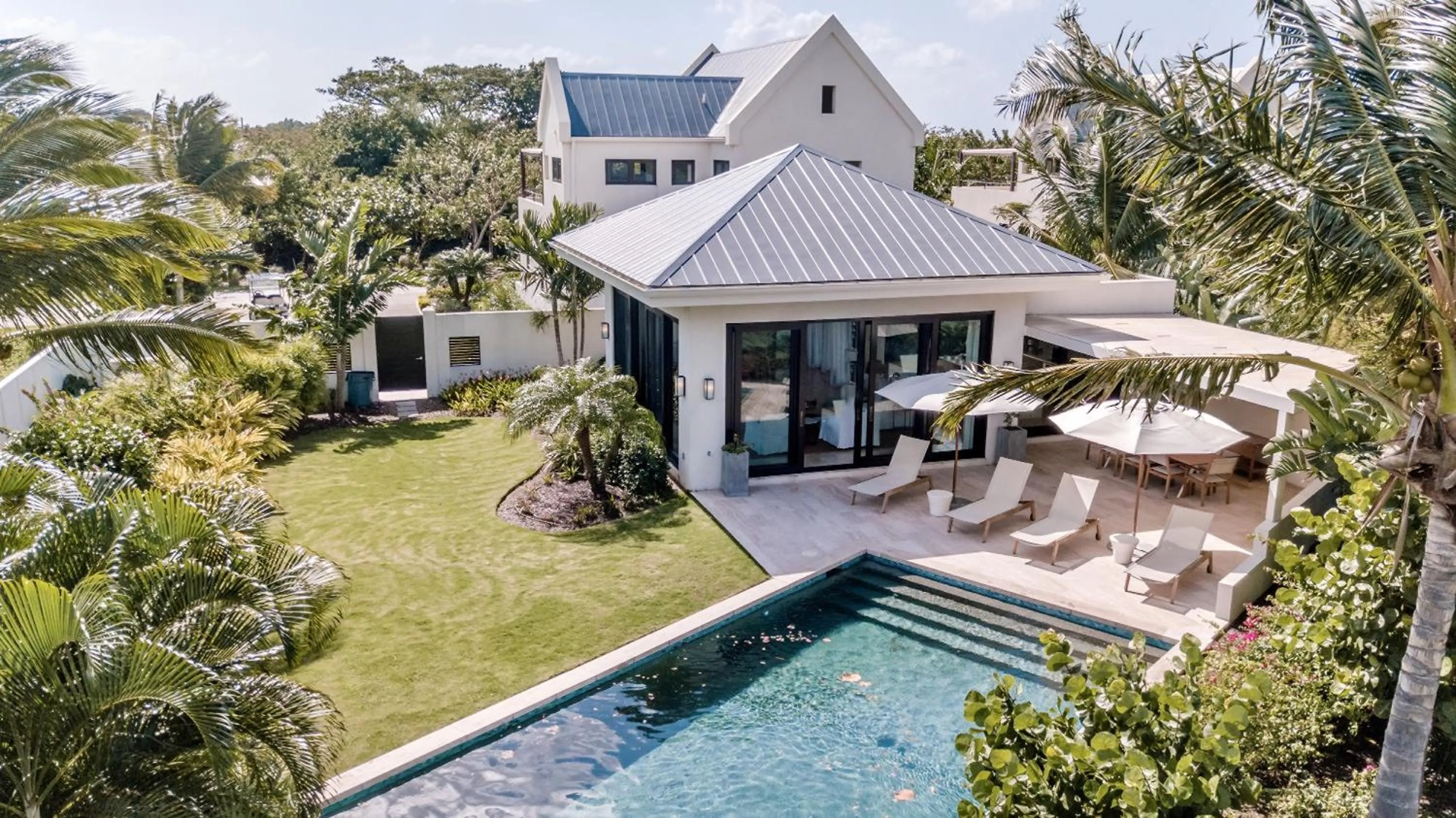 Three Bedroom Pinney's Beach Residence Villa with Pool in Four Seasons Resort Nevis