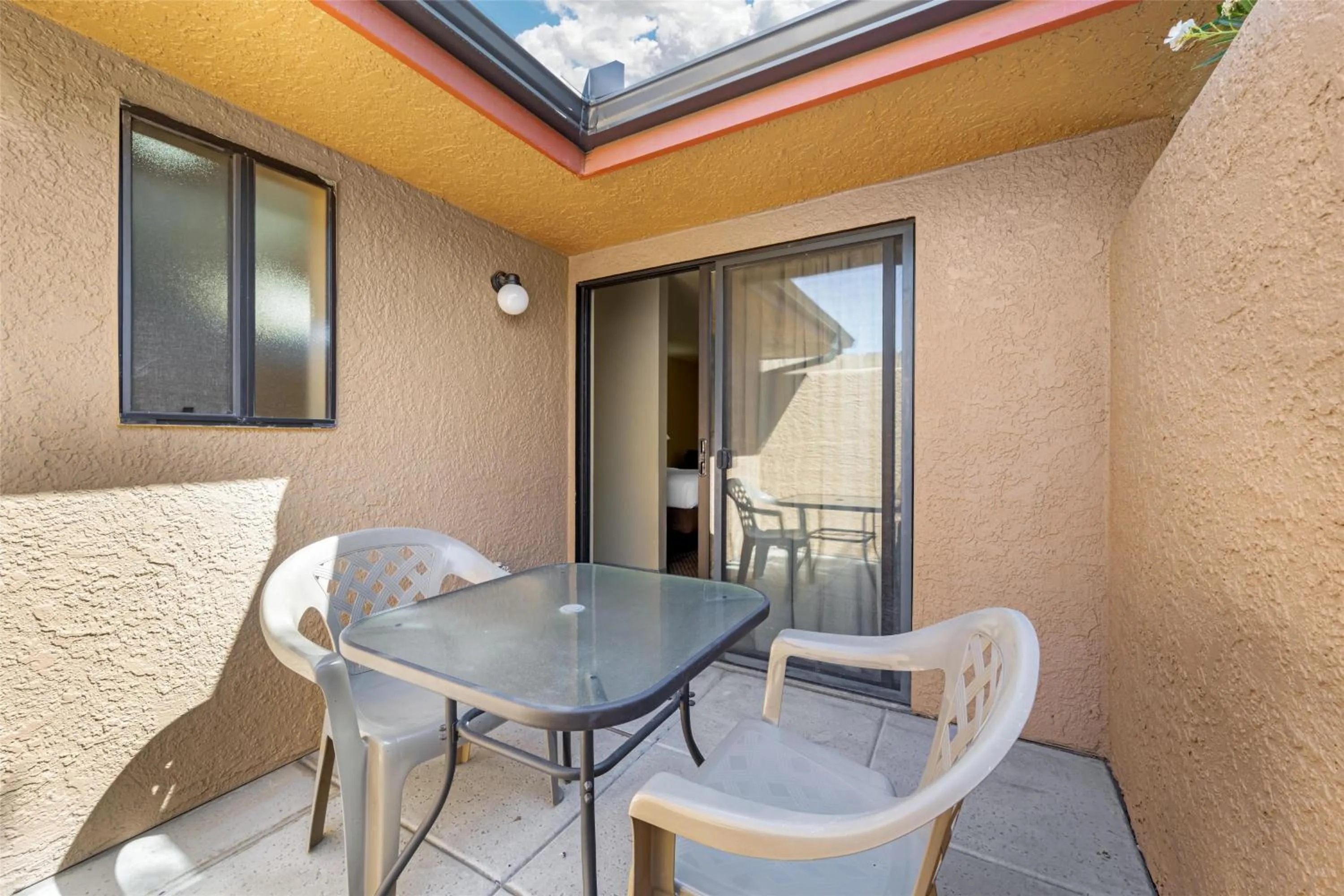 King Suite with Bath Tub and Private Patio - Disability/Non-Smoking in Best Western Cottonwood Inn