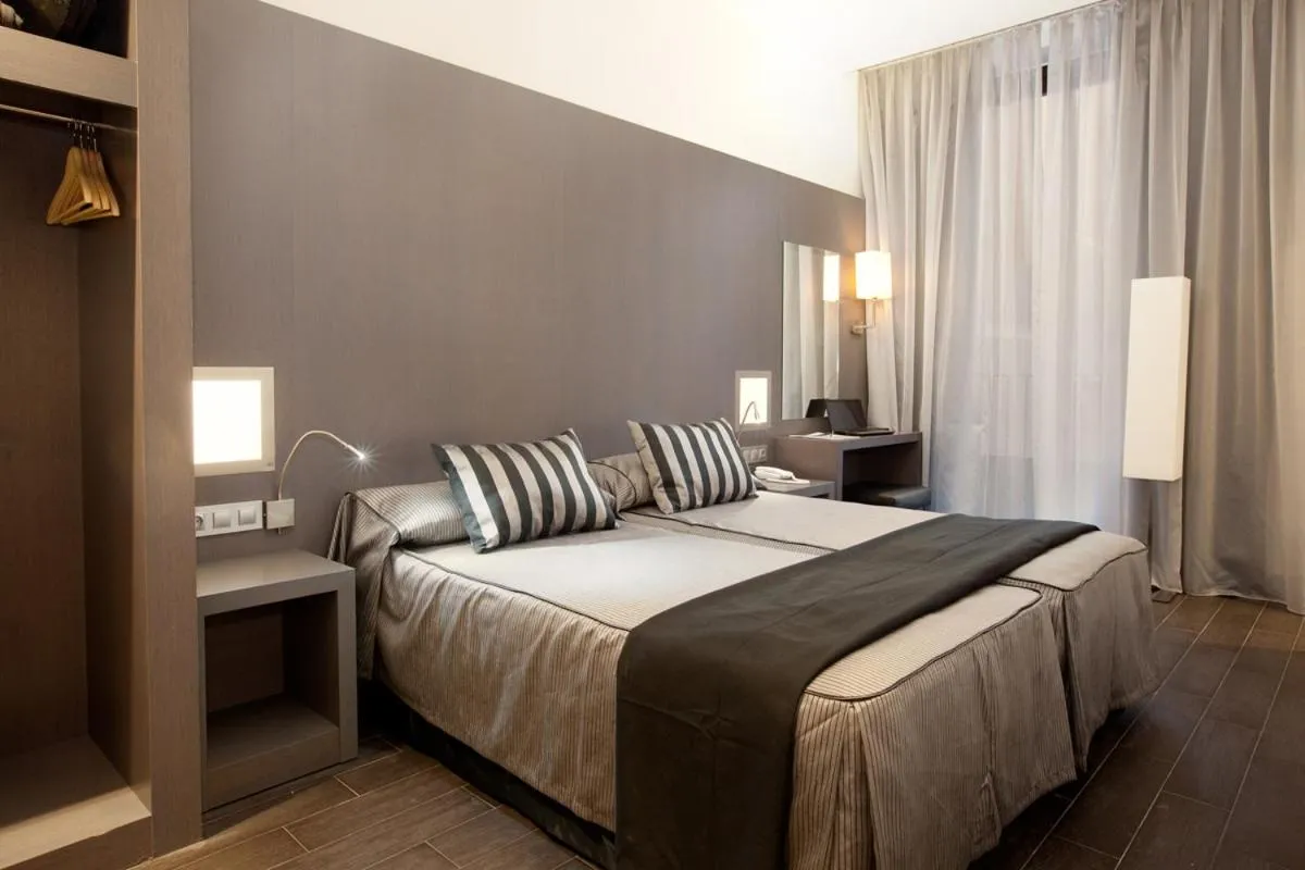 Superior Double or Twin Room with Balcony in Dalia Ramblas