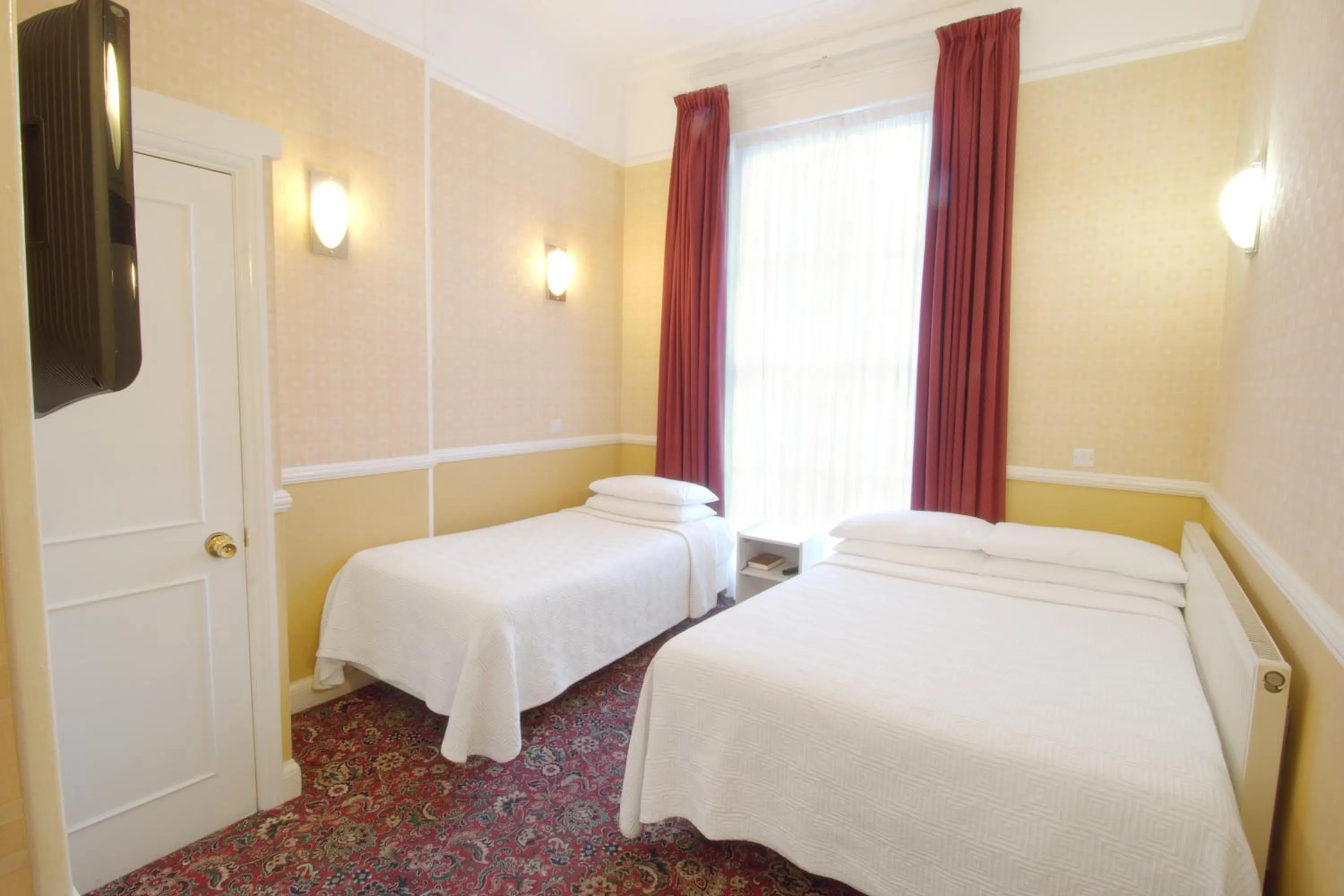 Triple Room in Balmoral House Hotel