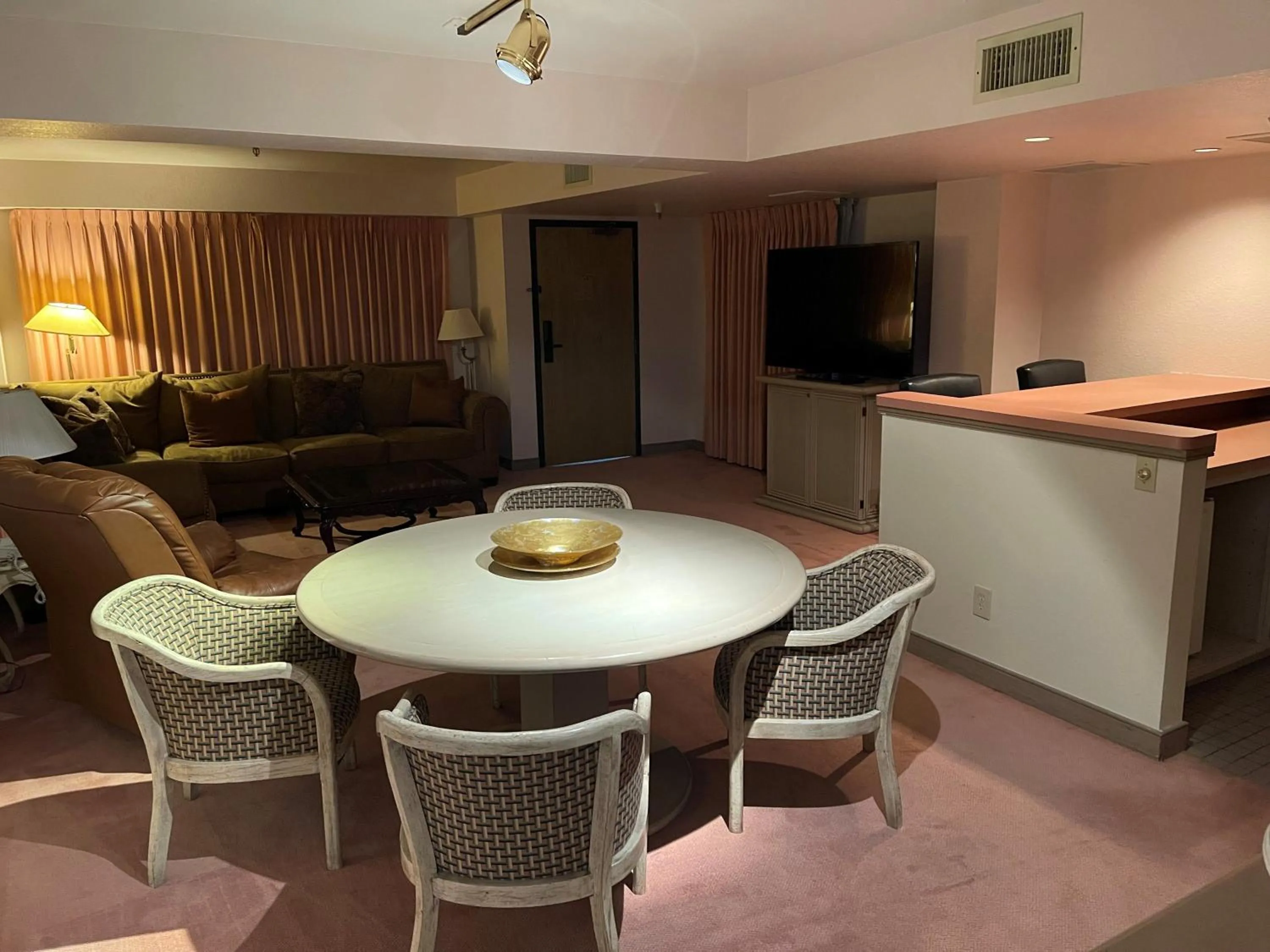 One-Bedroom King Suite - Non-Smoking in Ramada by Wyndham Viscount Suites Tucson East