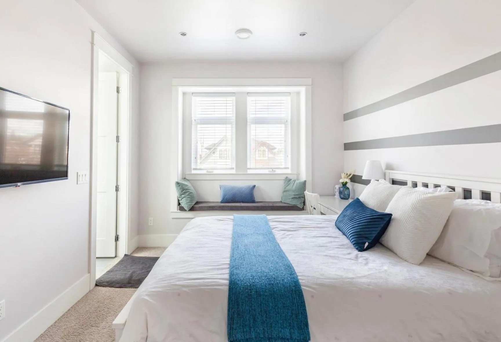 Queen Room - single occupancy in Vancouver West Cozy Retreat by Host Launch