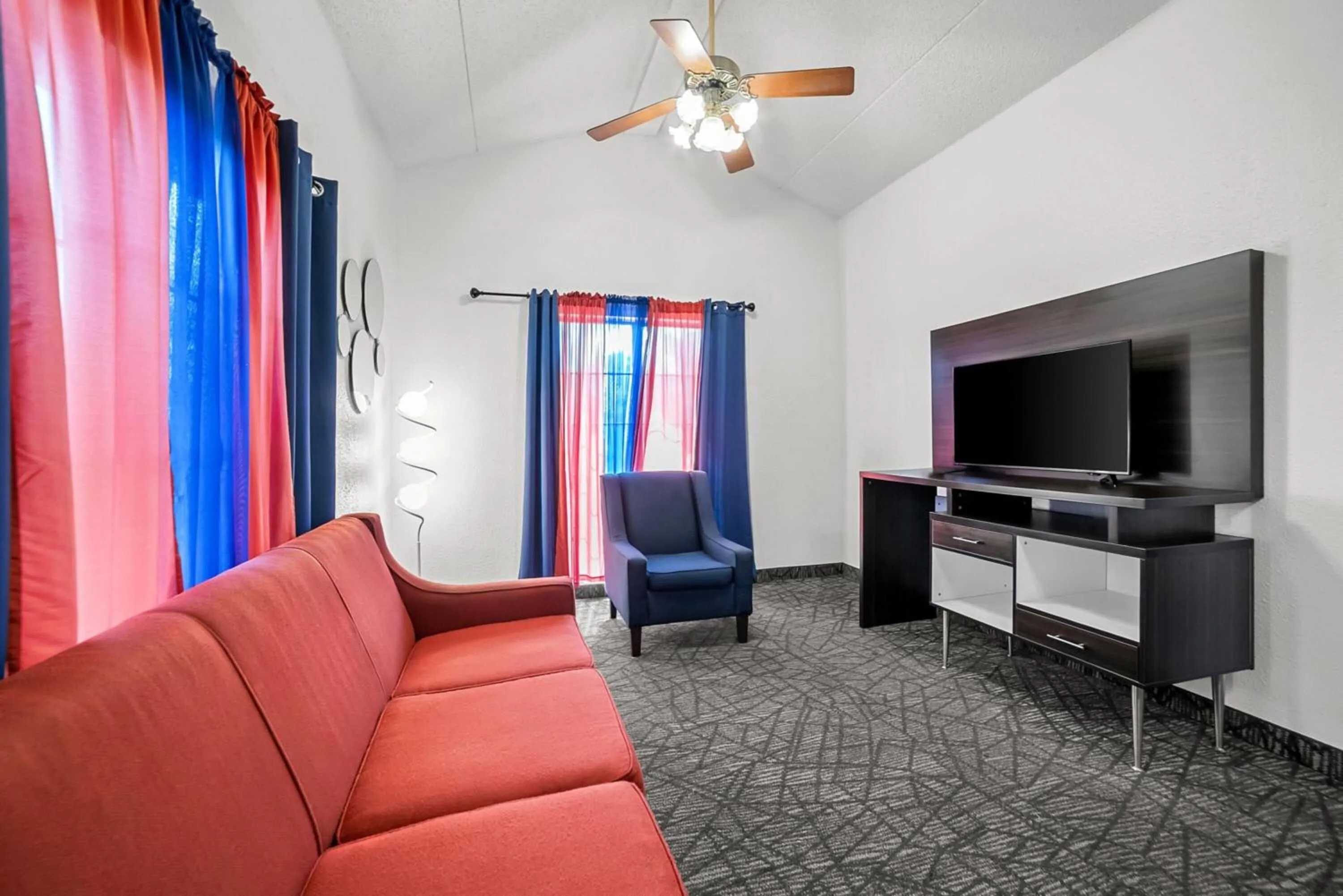 One-Bedroom King Suite - Non-Smoking in Howard Johnson by Wyndham Columbus Fort Moore