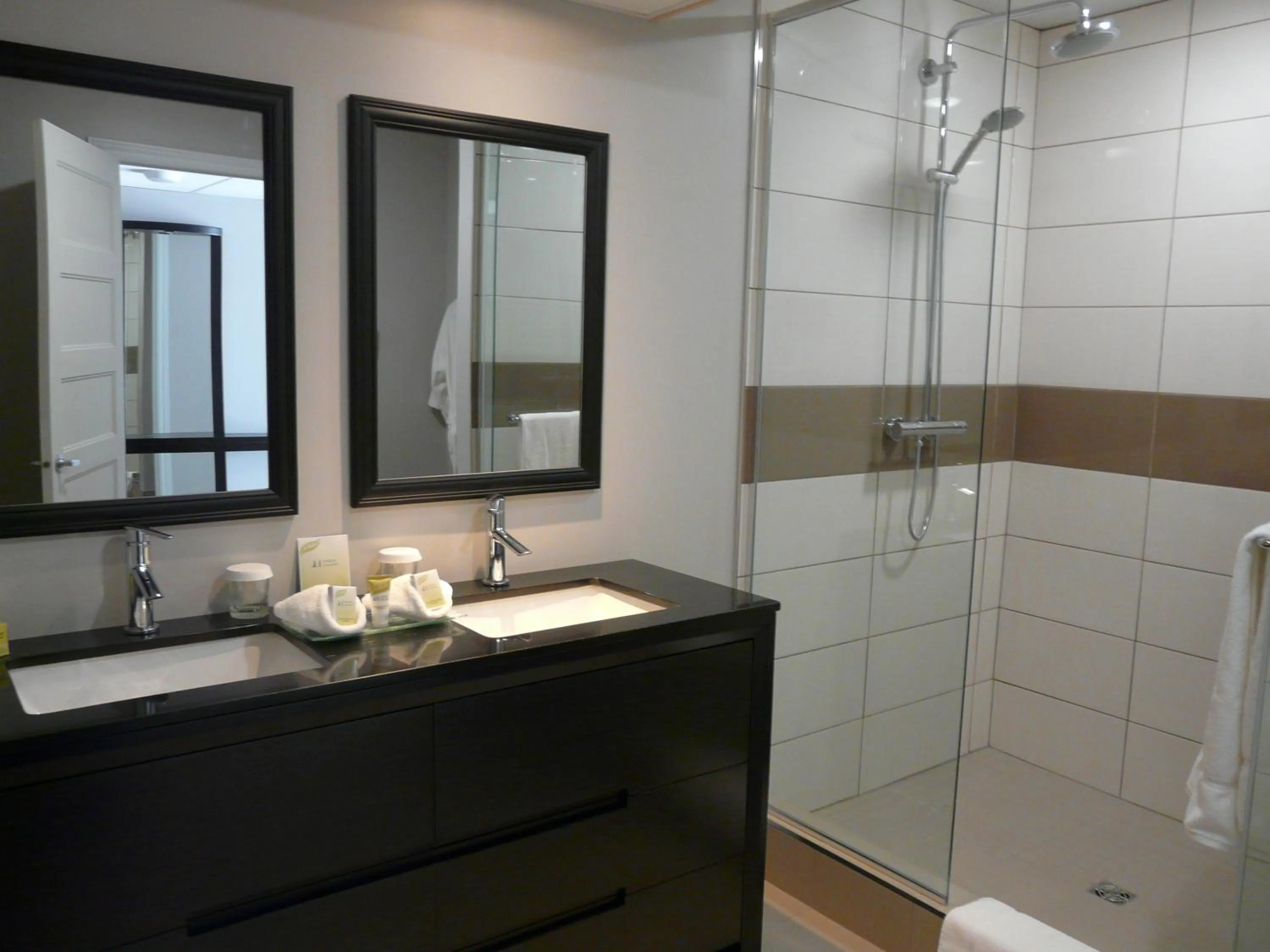 Queen Room with Two Queen Beds- Triple in Auberge des Gallant