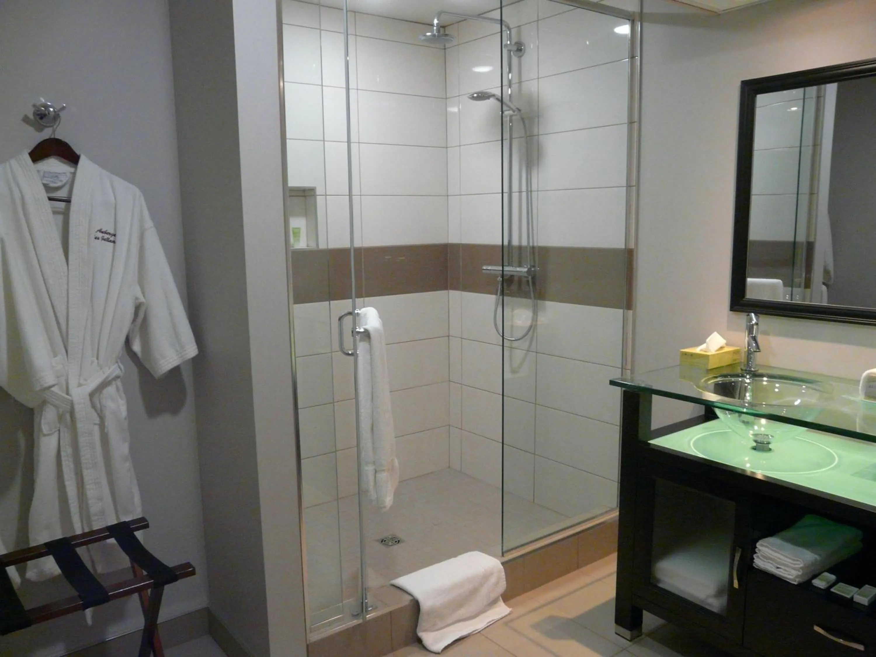 Queen Room with Two Queen Beds in Auberge des Gallant